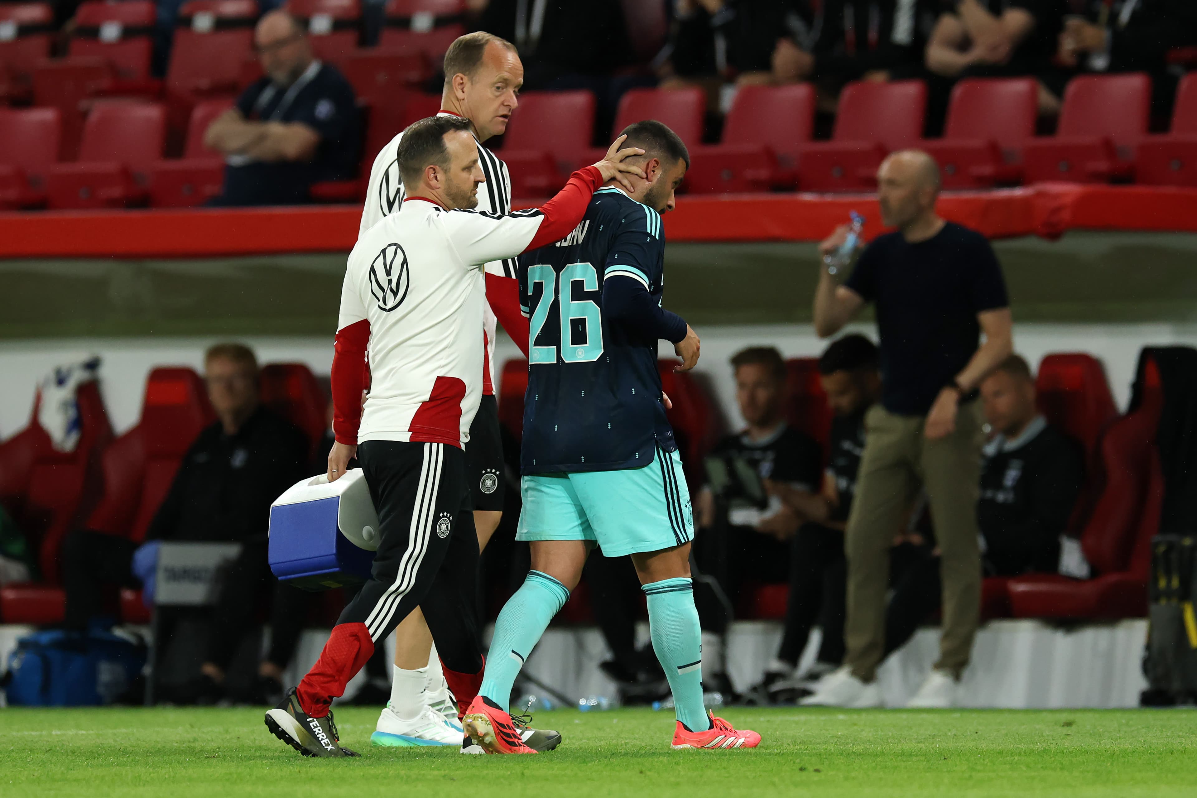 😨 Reus déjà vu? Germany striker forced off injured!