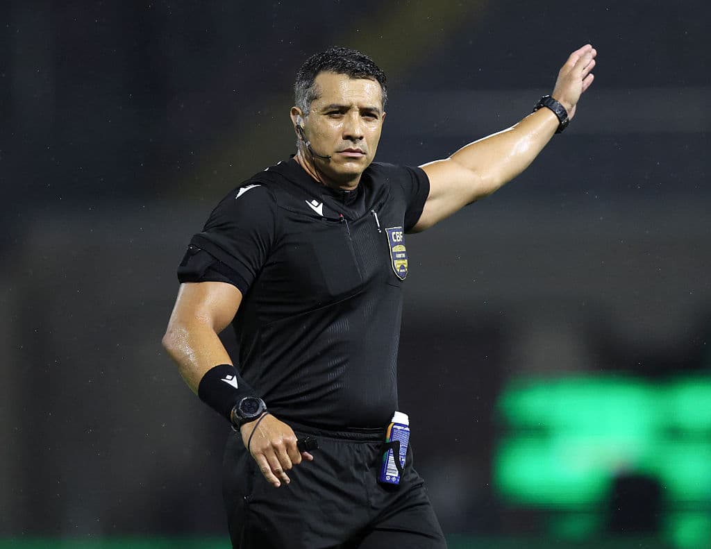 I asked to see it: lip reading details row in Palmeiras v Chape 📹