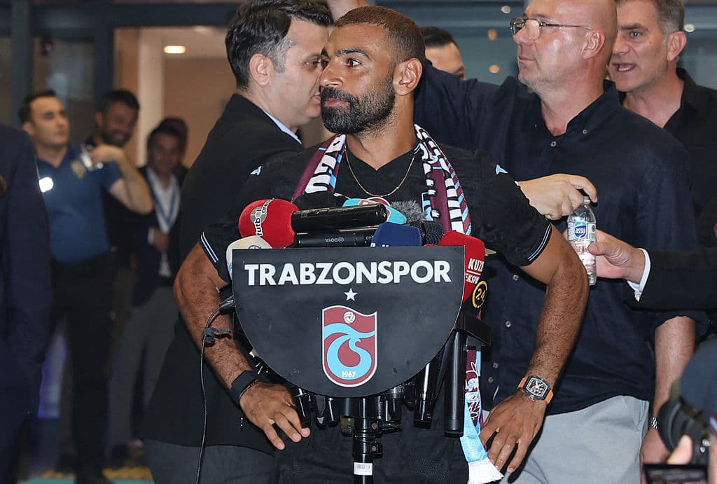 🎥 Pyro show at new club: Salah already hailed as a hero