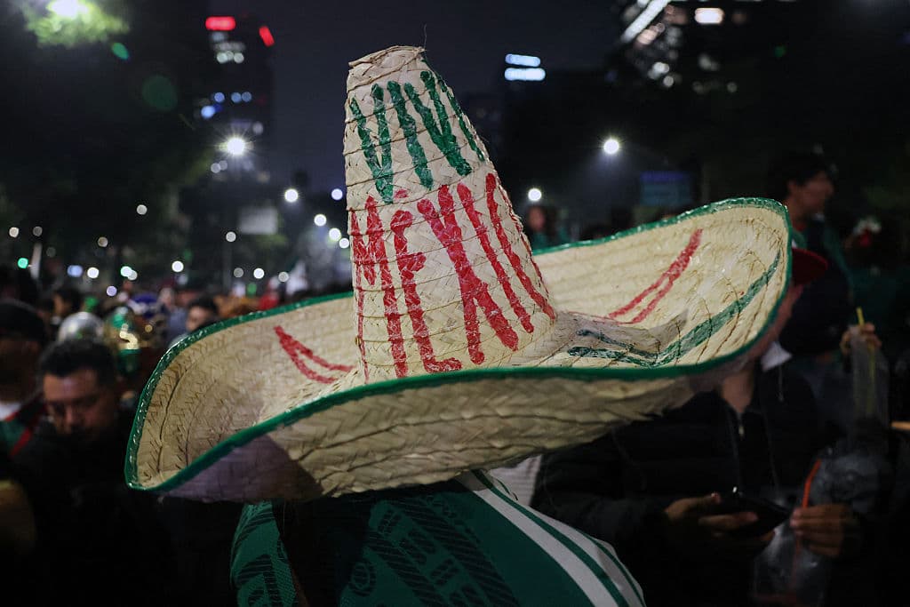 🎥 With drums and fireworks! Mexico fans keep England stars awake