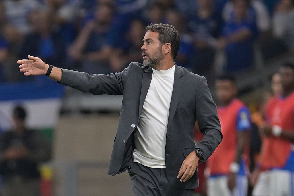 Cruzeiro make R$20m bid for midfielder, meet him