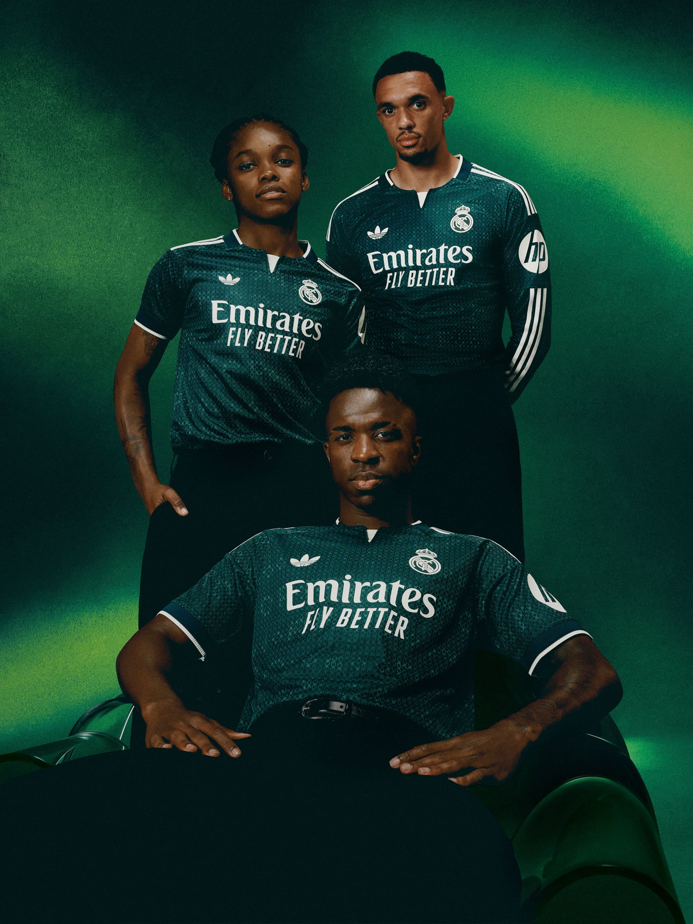 📸 Real Madrid unveil their new away shirt 🎄