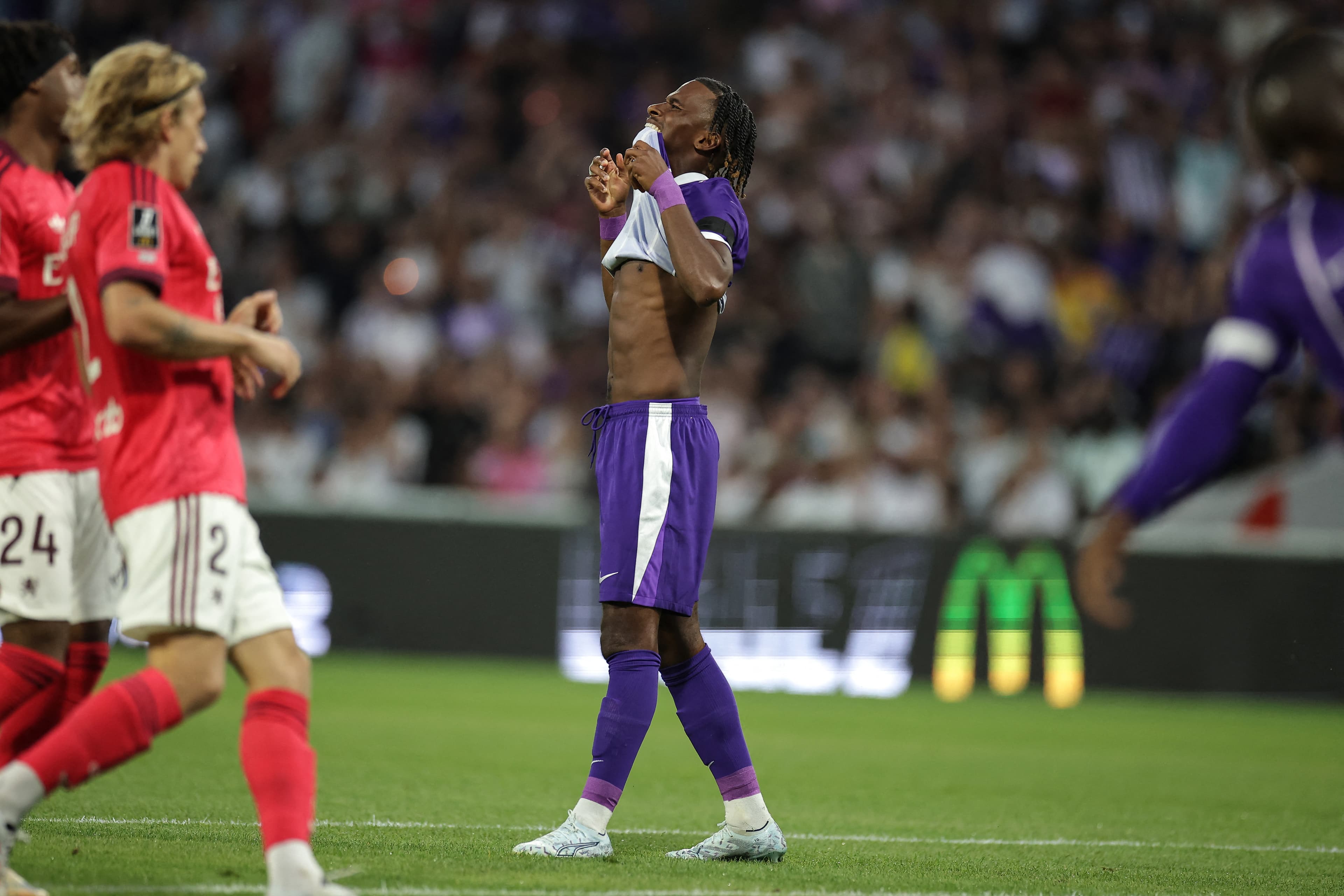 A Toulouse player's unbelievable miss against Lyon 🤯