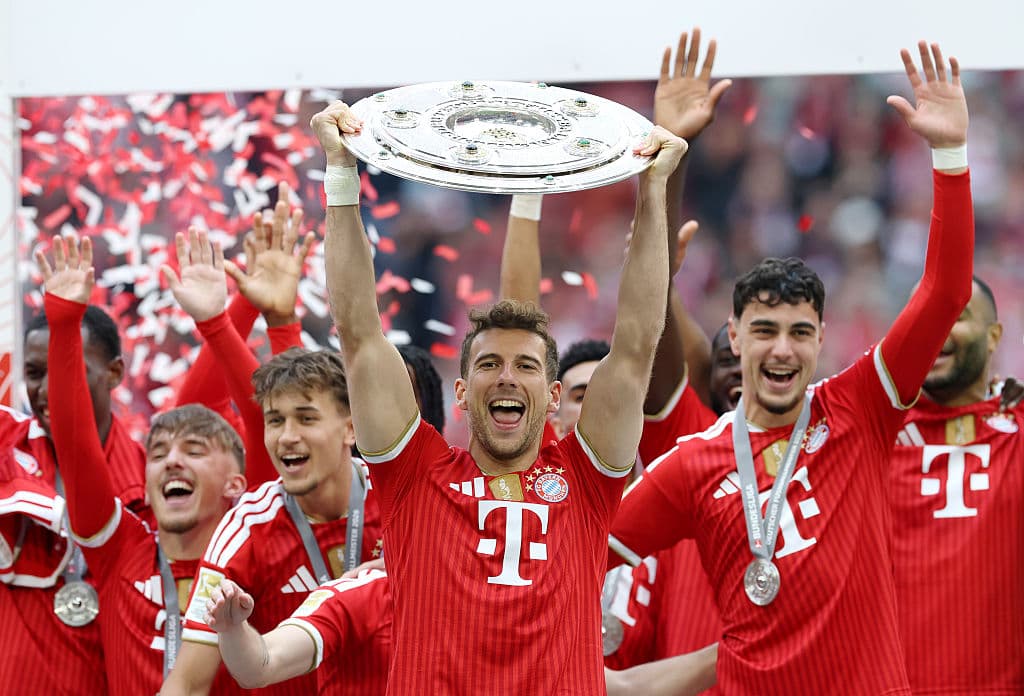 📸 Bayern's wild title party! Goretzka feeds cockatoo, Olise dodges beer