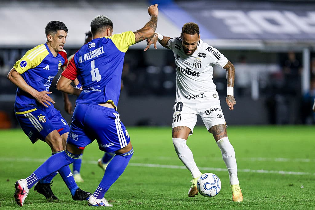 😂 Neymar gets an 'unexpected' kiss from rival after Santos go through
