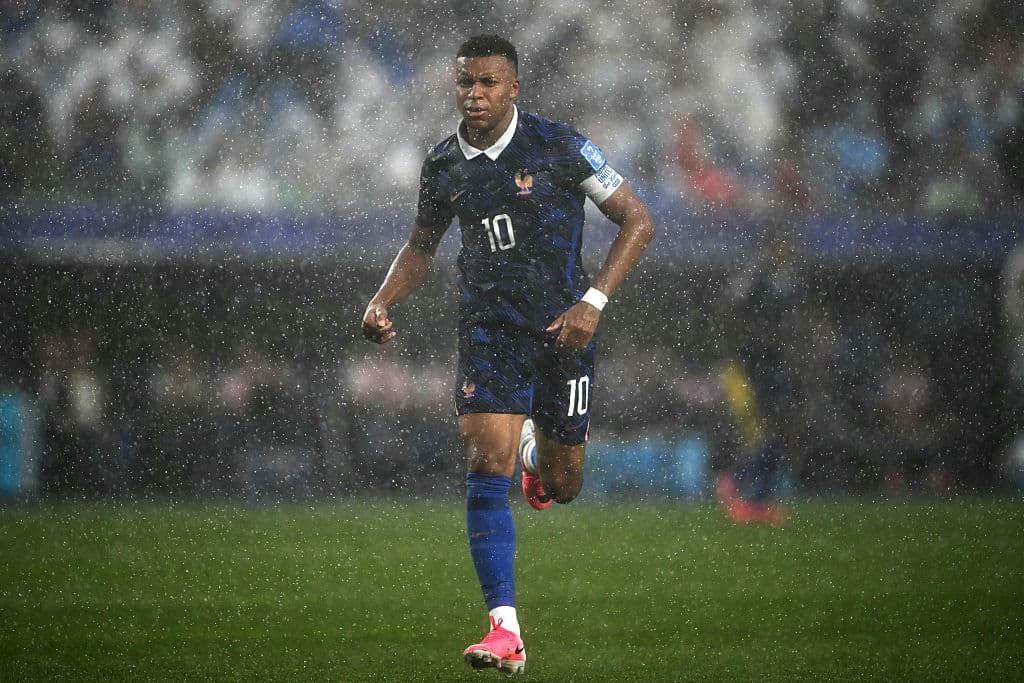 🚨 France v Iraq second half delayed by thunderstorms!