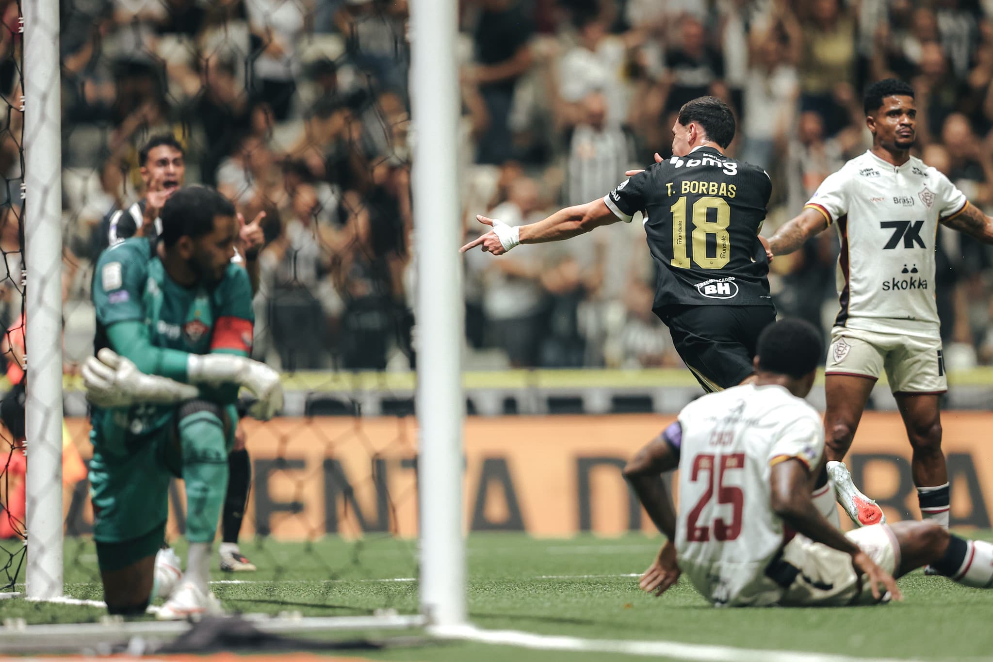 📹 Vitória defence clown around for Atlético-MG goal, watch