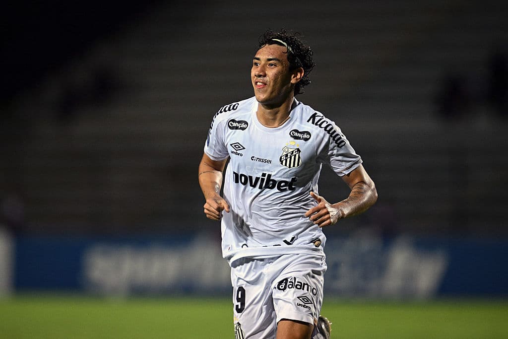 On his first call-up! Feed freezes, and player misses his own name 🎥