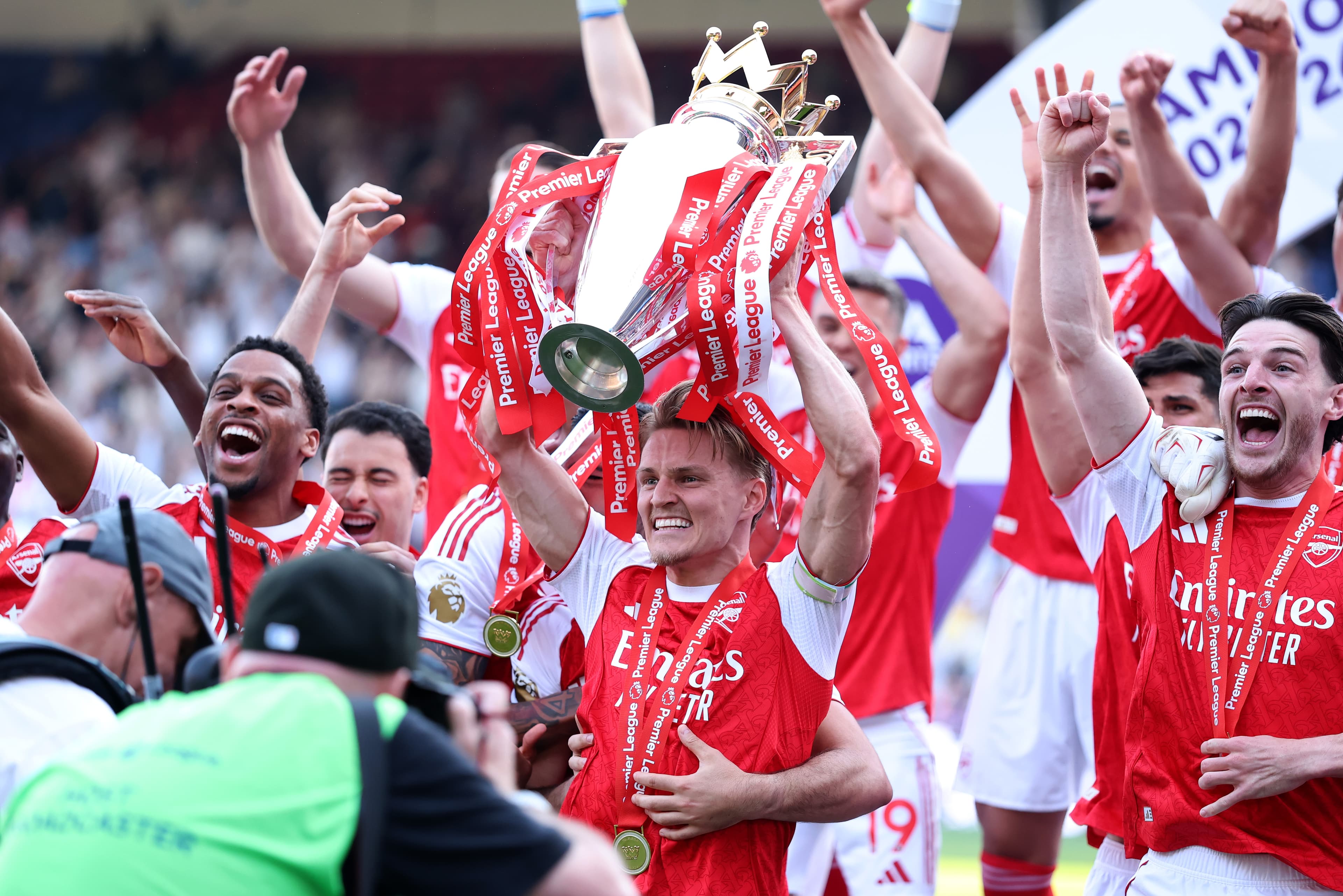 🎥 Party on as Arsenal lift 2025/26 Premier League trophy 🍾