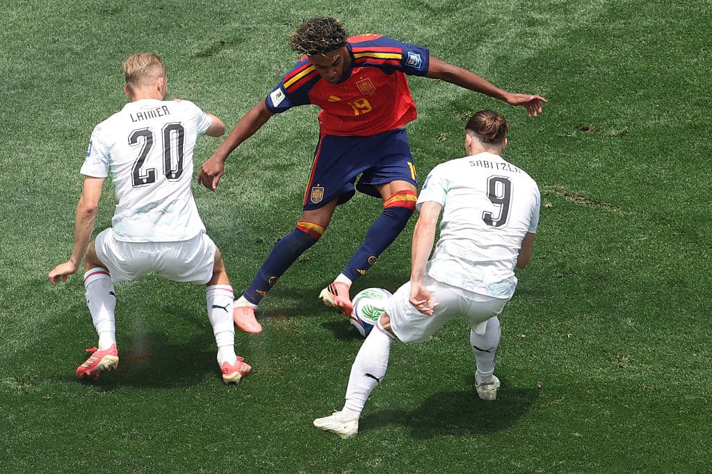 🙈 Three nutmegs in one half: Bundesliga star terrorised by Yamal!