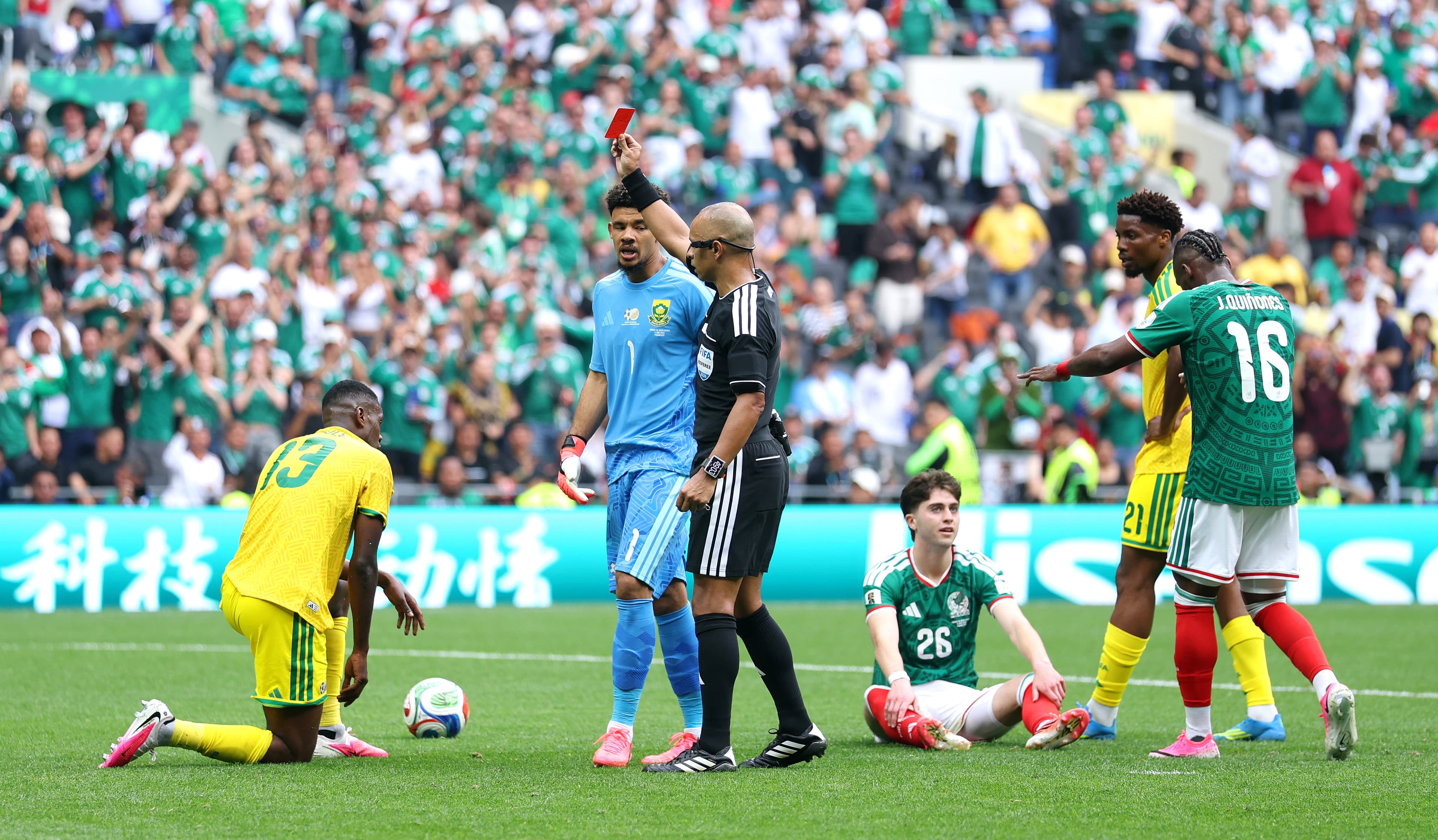 🟥 Sphephelo Sithole joins throwback duo after seeing red vs Mexico