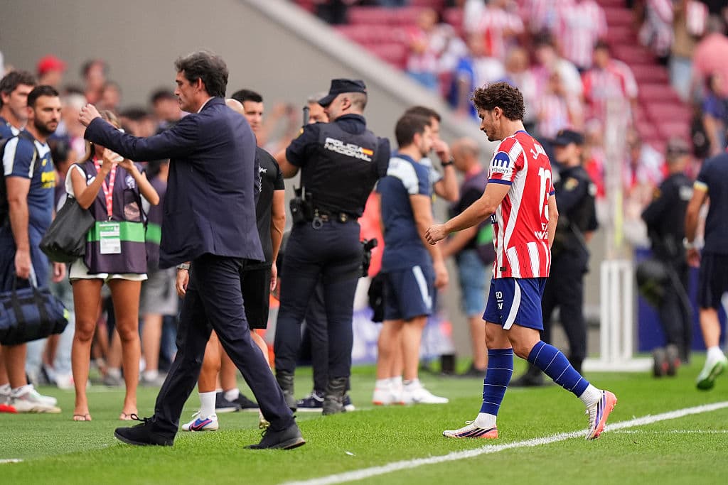 Julián Álvarez breaks away from team-mates, doesn't applaud fans