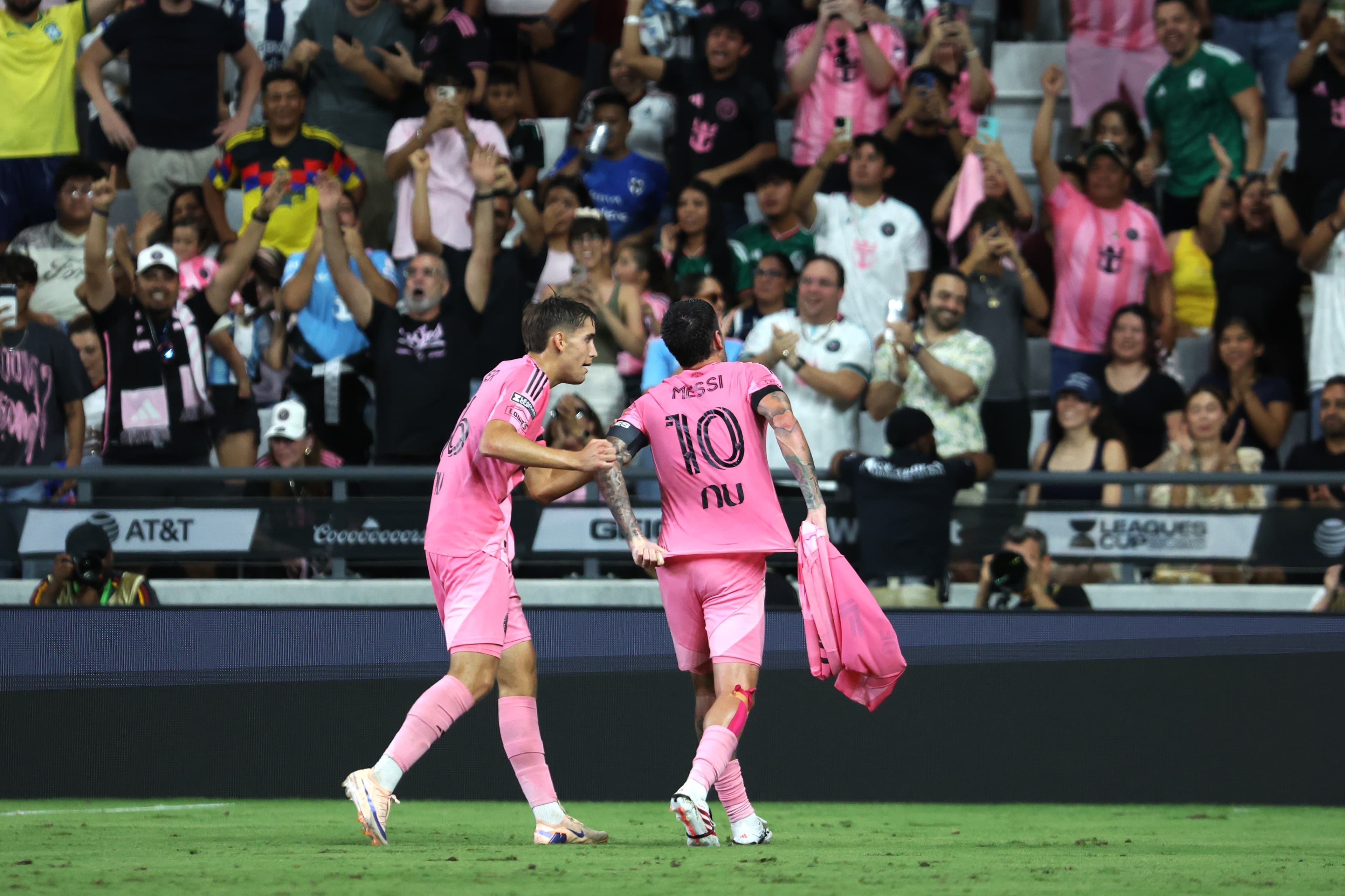 💔 Tributes, a minute's silence, messages...all backing Messi