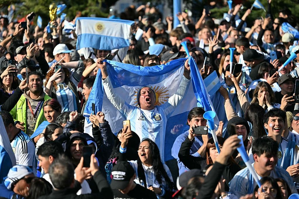🎥 Buenos Aires goes wild for Enzo's goal, scenes 🤯! Socials erupt too 🚀