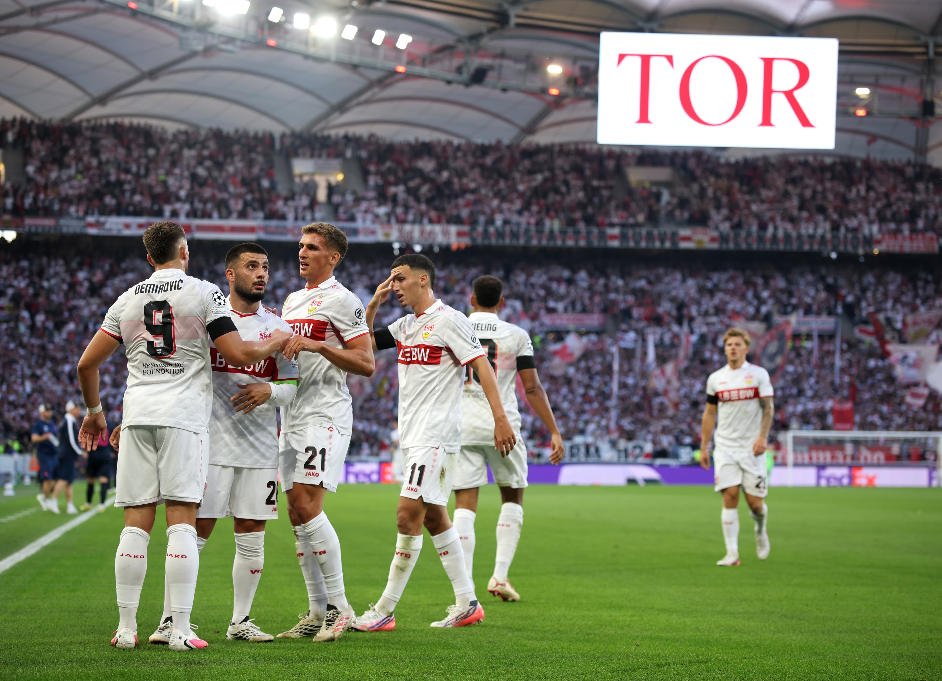 🔴 HT: Barça coasting vs Feyenoord; Stuttgart thrashing Viking