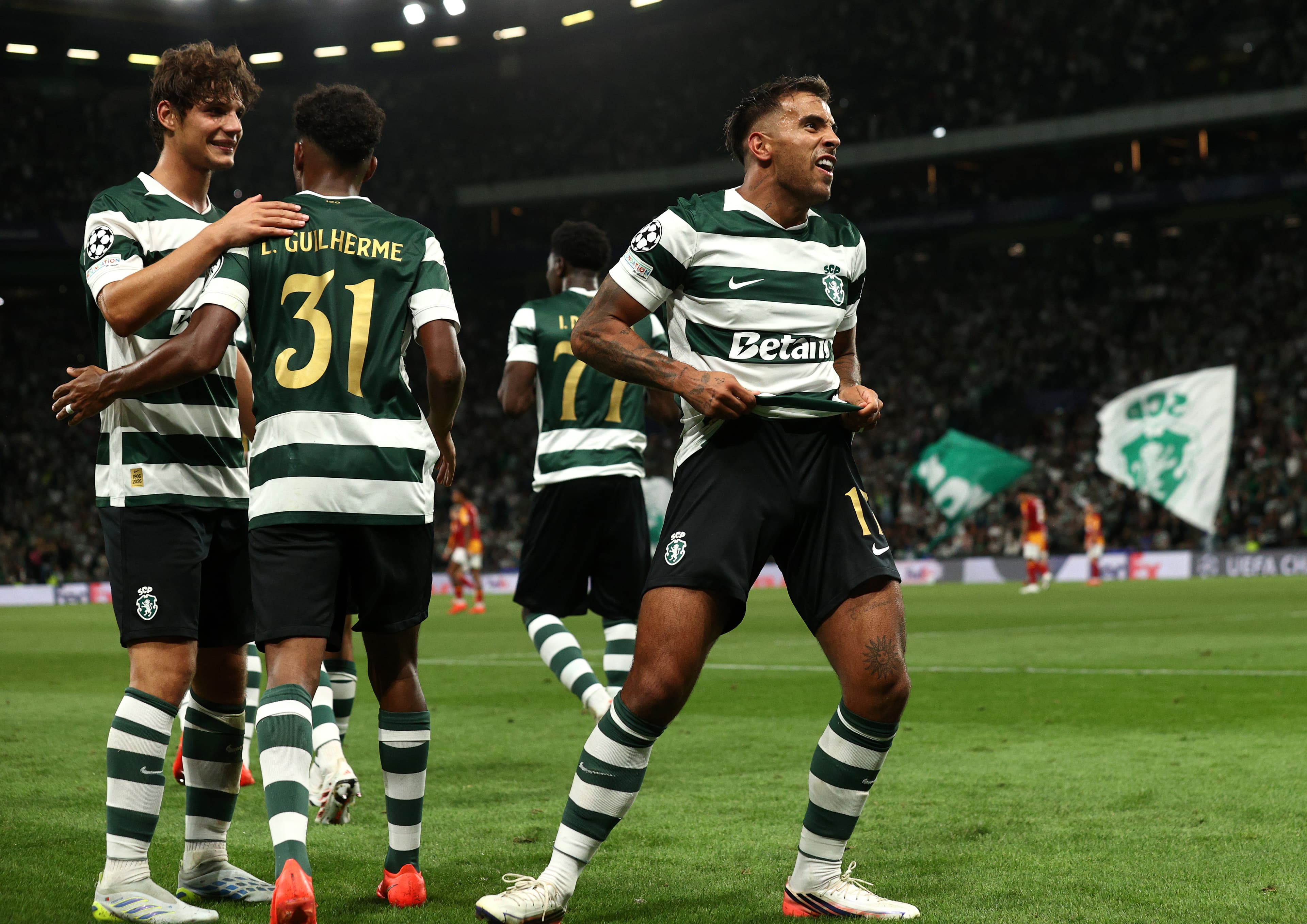 📸 Boom! Ex-Schalke man smashes in a dream free-kick past Galatasaray