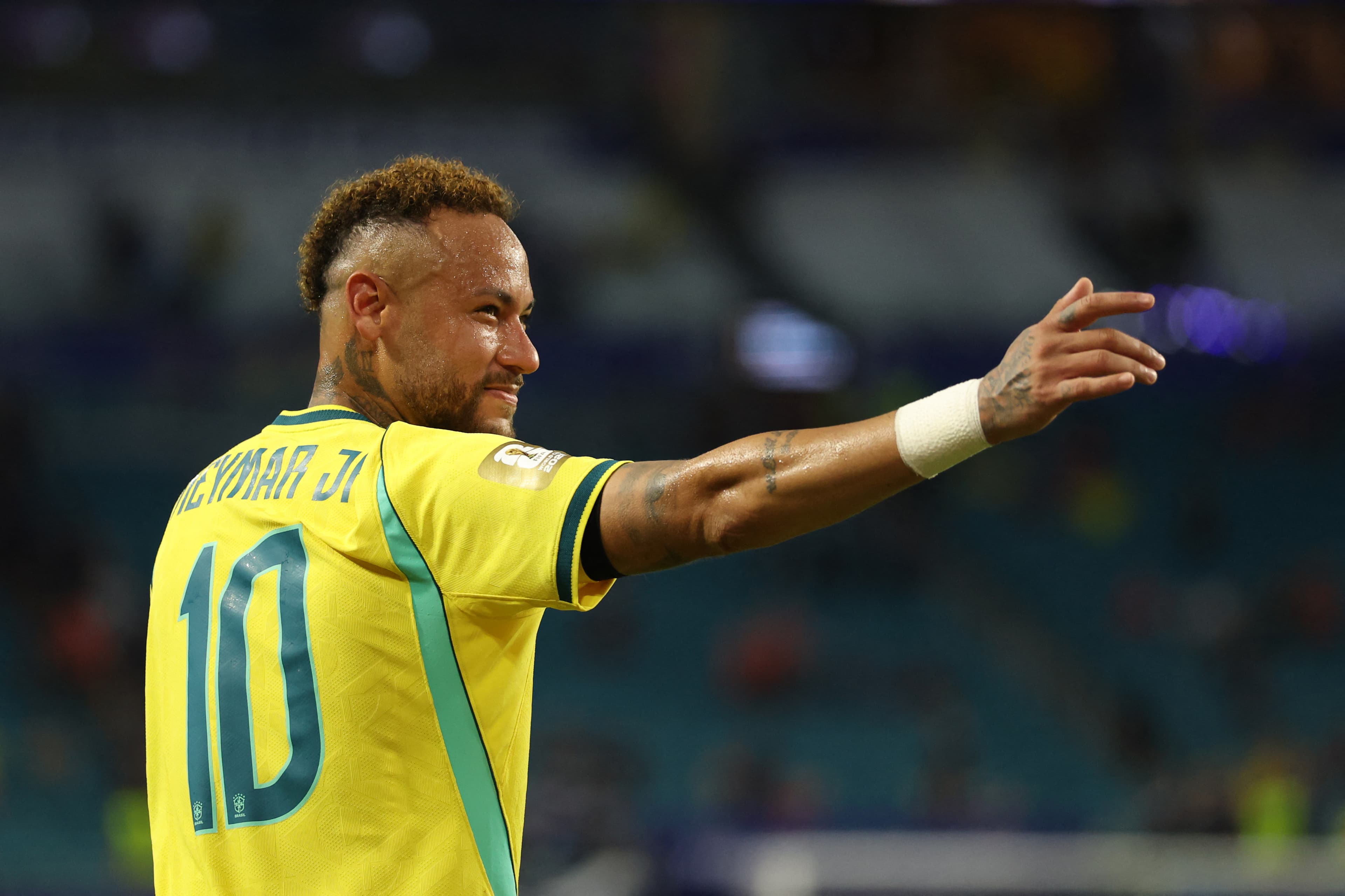 Neymar is back, and into the legend 👑