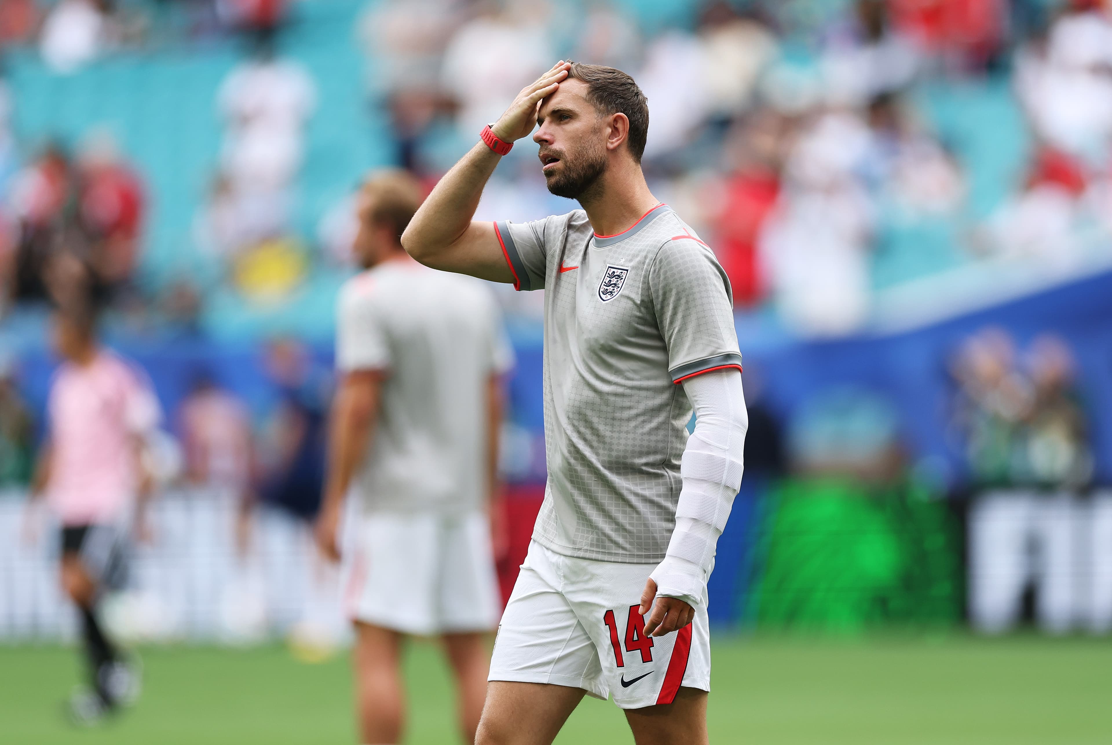 👀 Despite a bad break, England star Henderson is suddenly benched