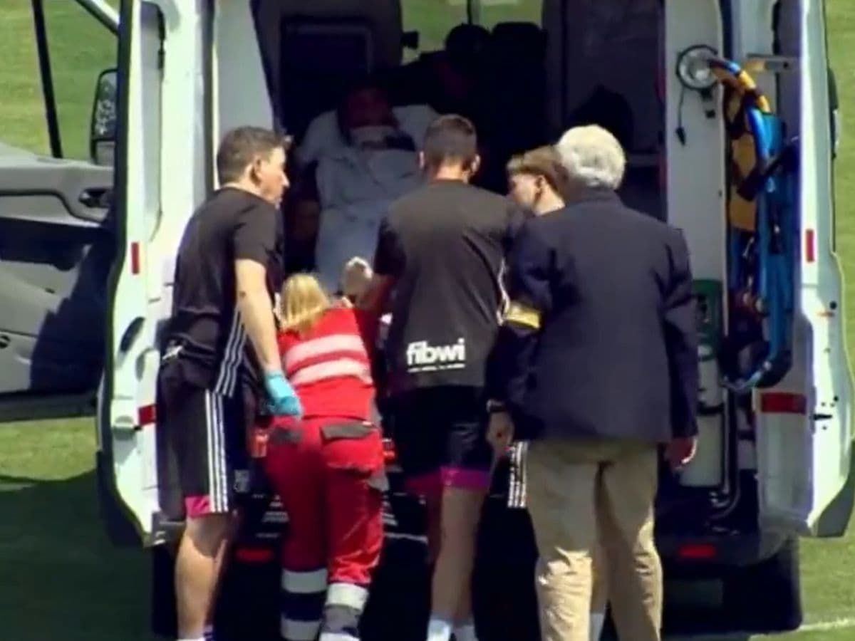 Look at this! Player suffers an outrageous foul, leaves by ambulance 🇪🇸