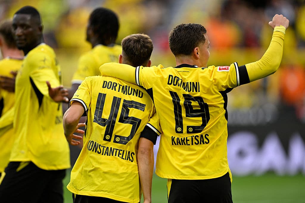 🕺 BVB dance with HSV! Greek duo strike up the sirtaki
