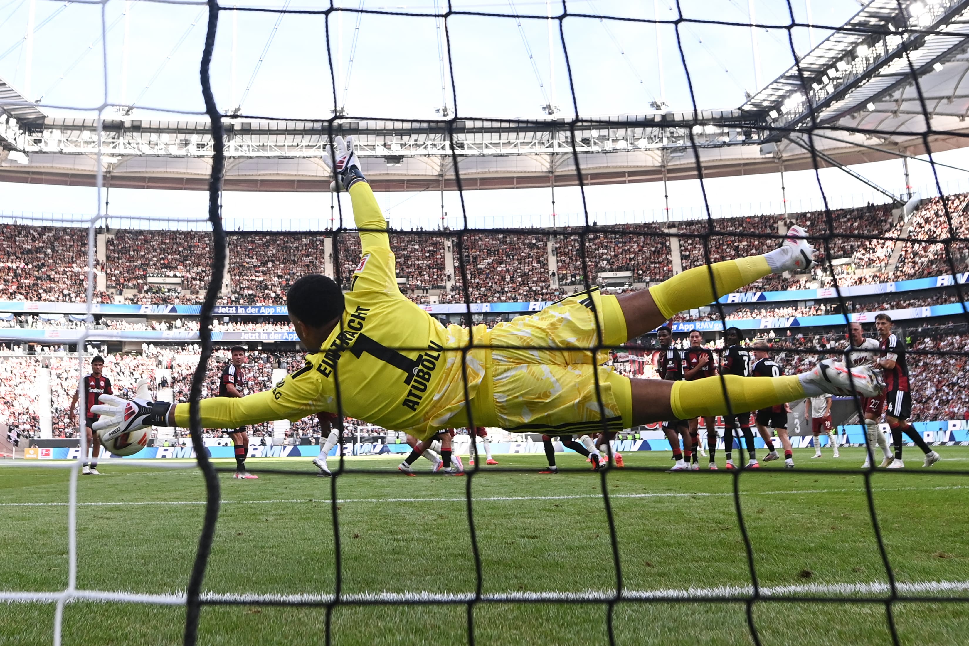 🤯 Penalty-saving machine! Bundesliga keeper extends own record