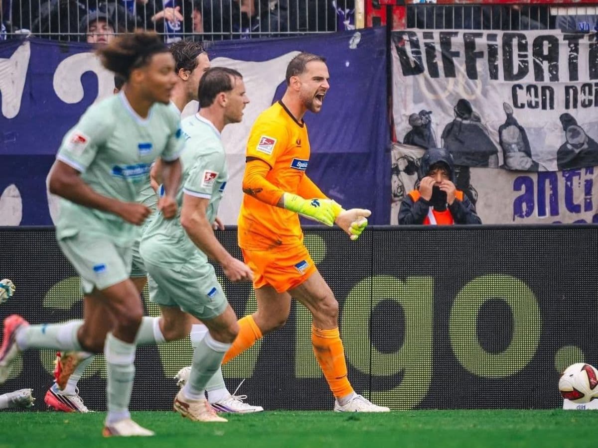 🦖 I’ve got no hands: keeper watches it in, concedes bizarre goal in 🇩🇪