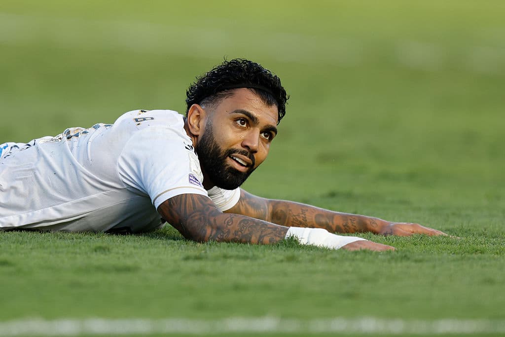 📹 Gabriel Barbosa misses a sitter from yards out! Watch and comment