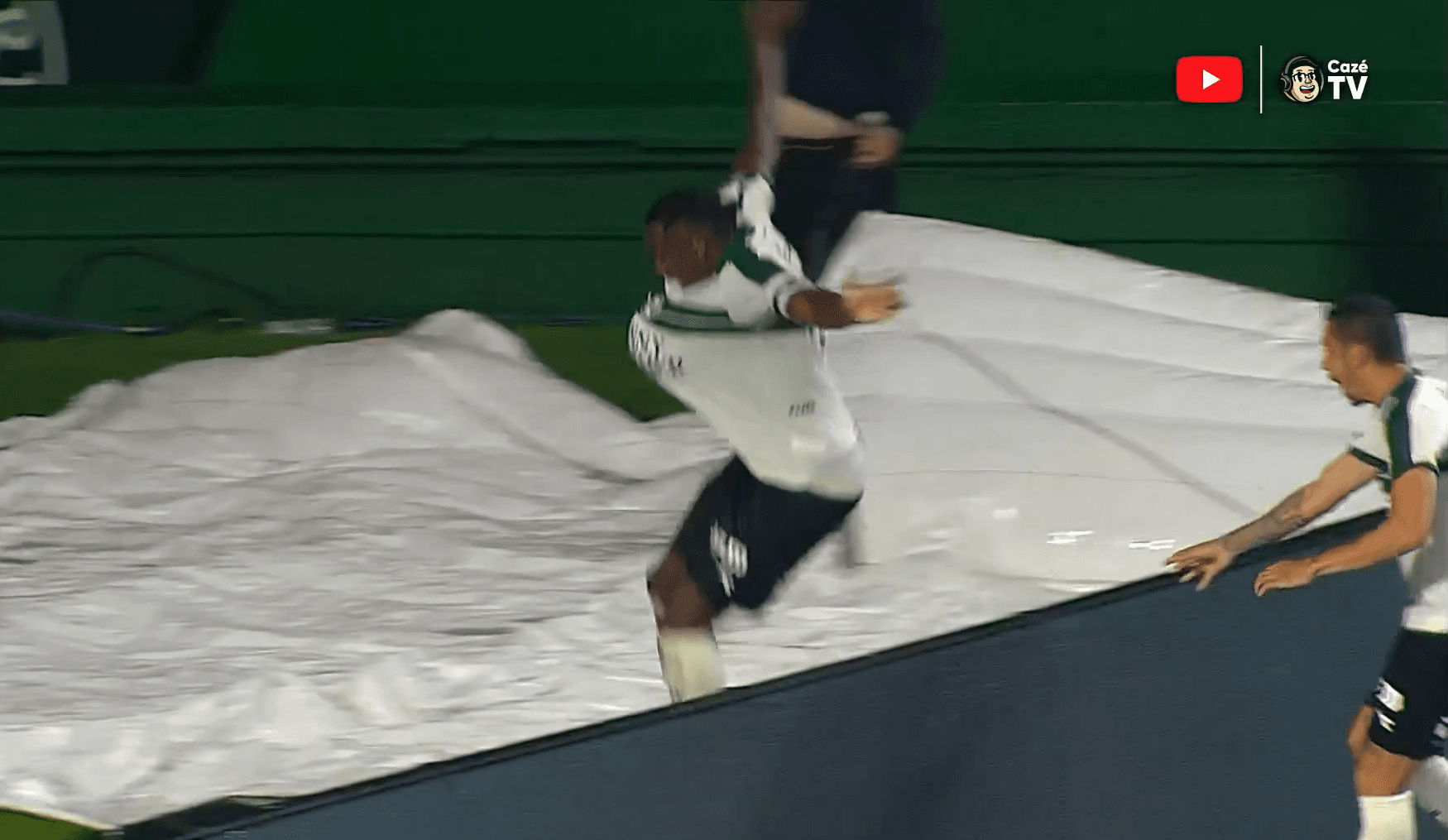🤣 Coritiba player scores, falls into tunnel celebrating, watch 🎥
