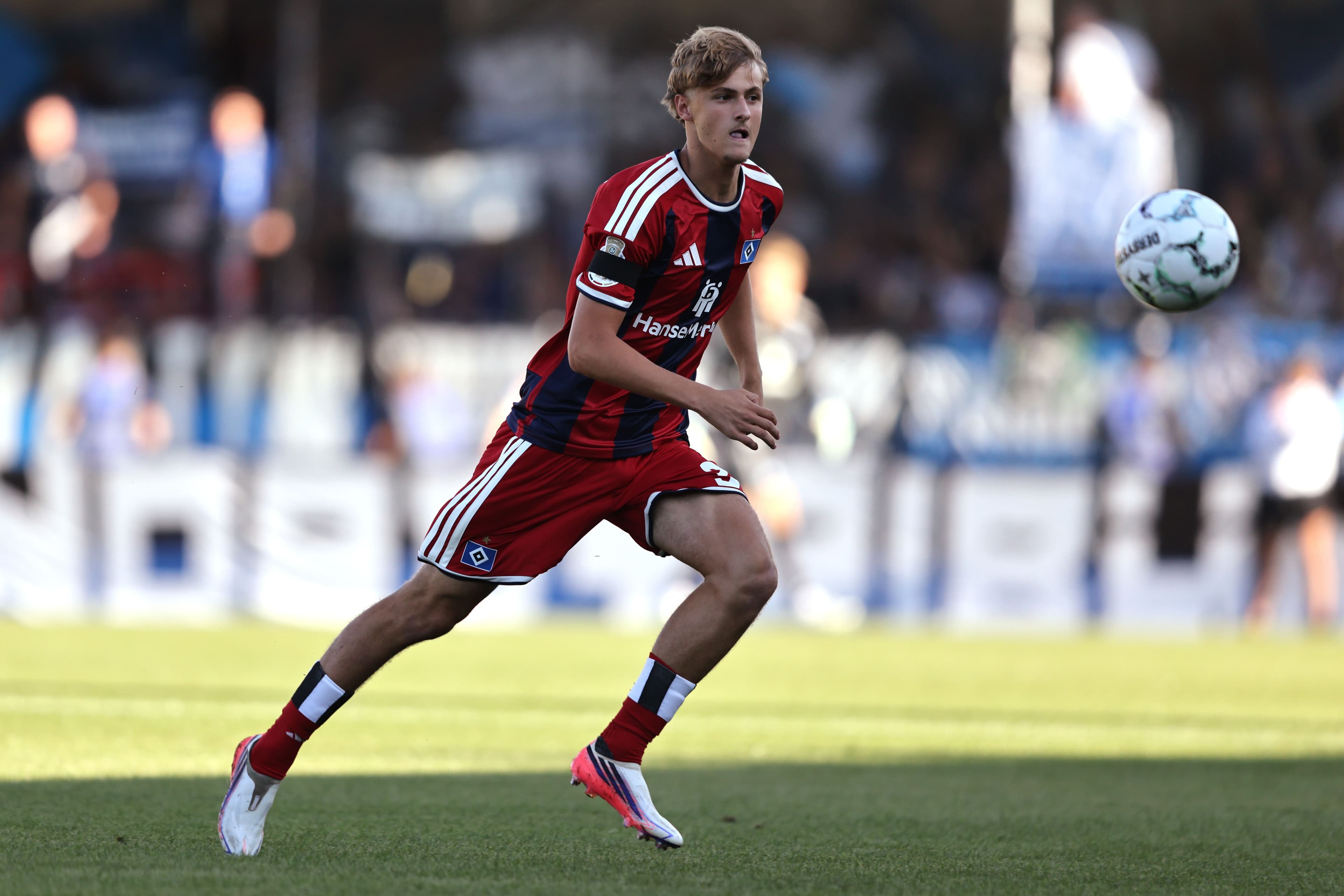 🤯 Second-youngest Bundesliga starter ever! HSV start 16-year-old v BVB