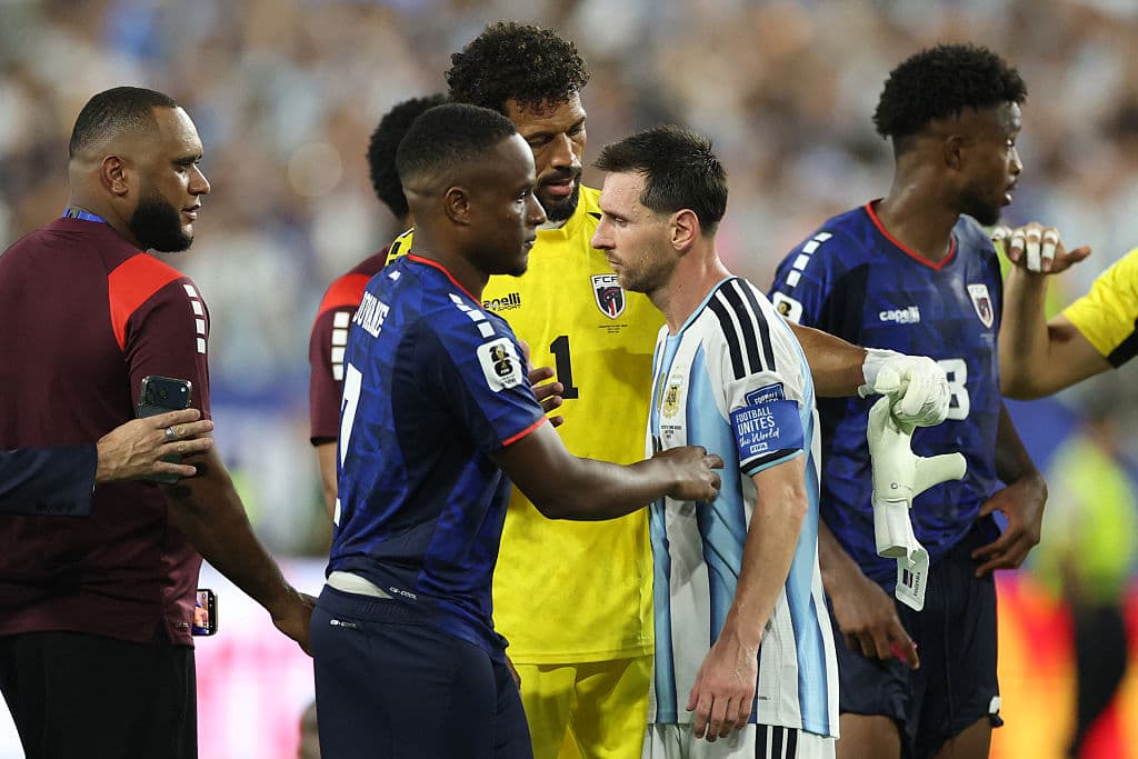🎥 How sweet is this? Cape Verde players queue for a photo with Messi