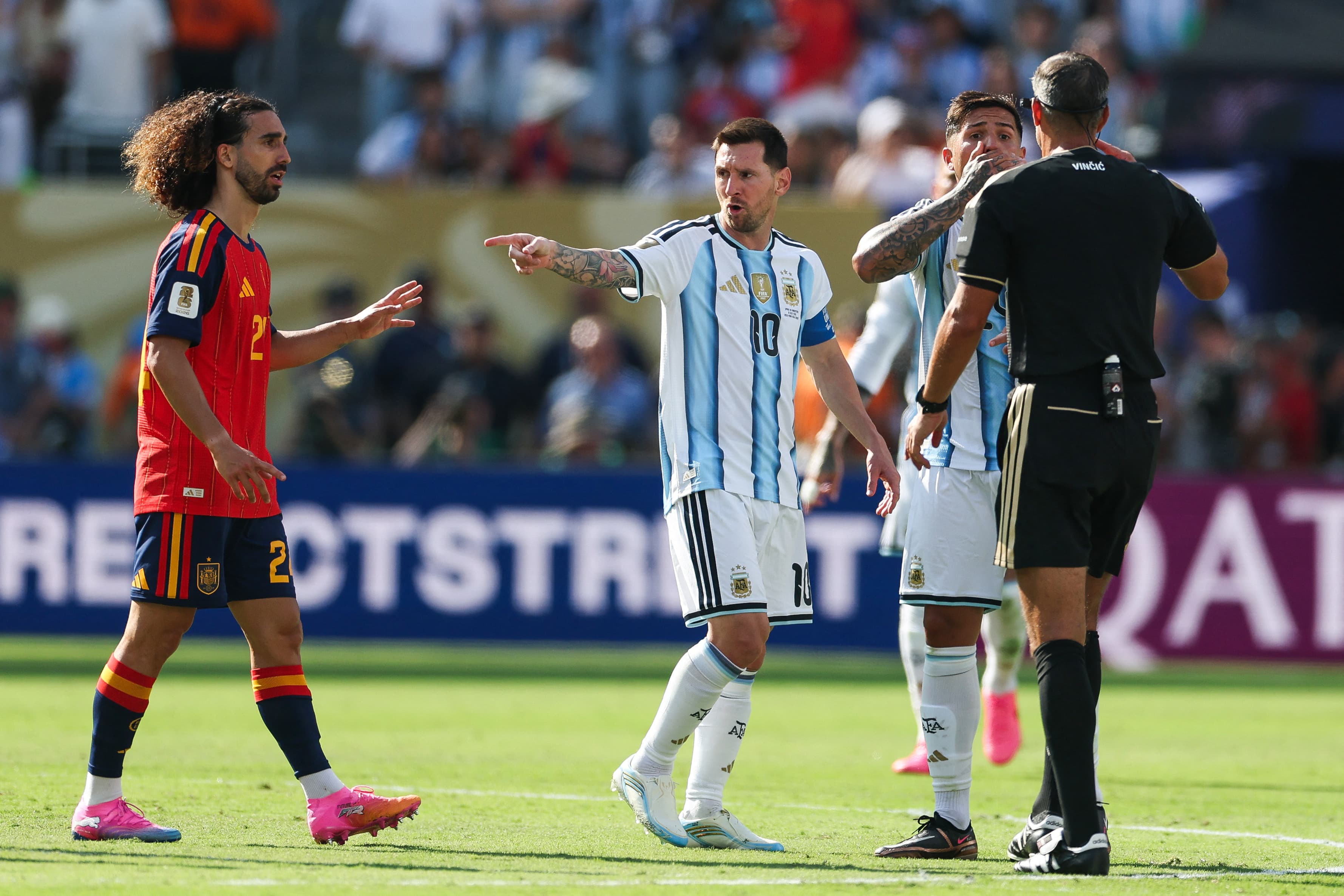 😅 Messi, what's he doing? Wants Cucurella off for hand to mouth but... 🤷‍♂️