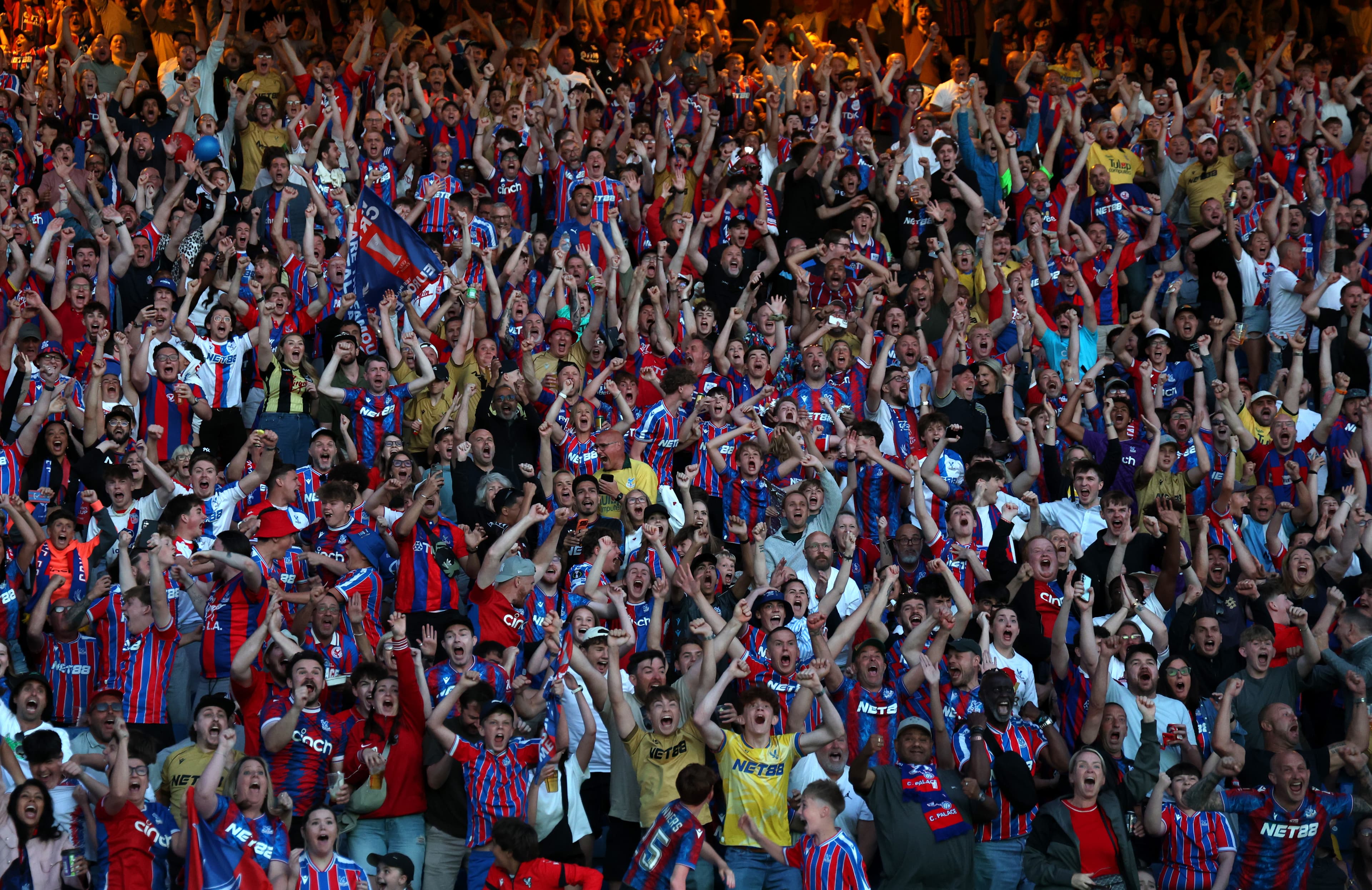 🏟️ Electric atmosphere in Leipzig(!): Palace kick off the UECL final
