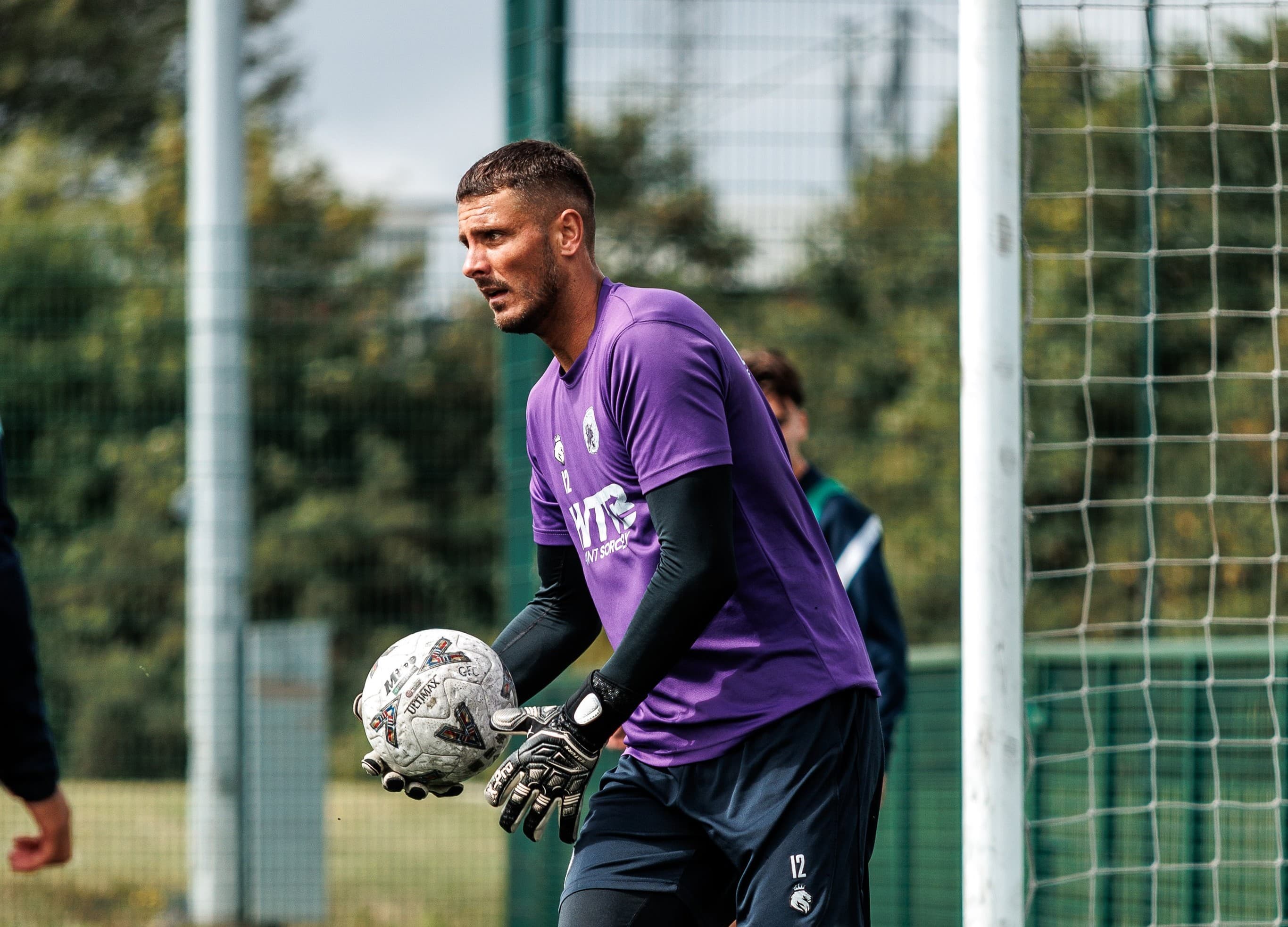 🎥 Goalkeeper scores from his own area in 🏴󠁧󠁢󠁥󠁮󠁧󠁿; watch