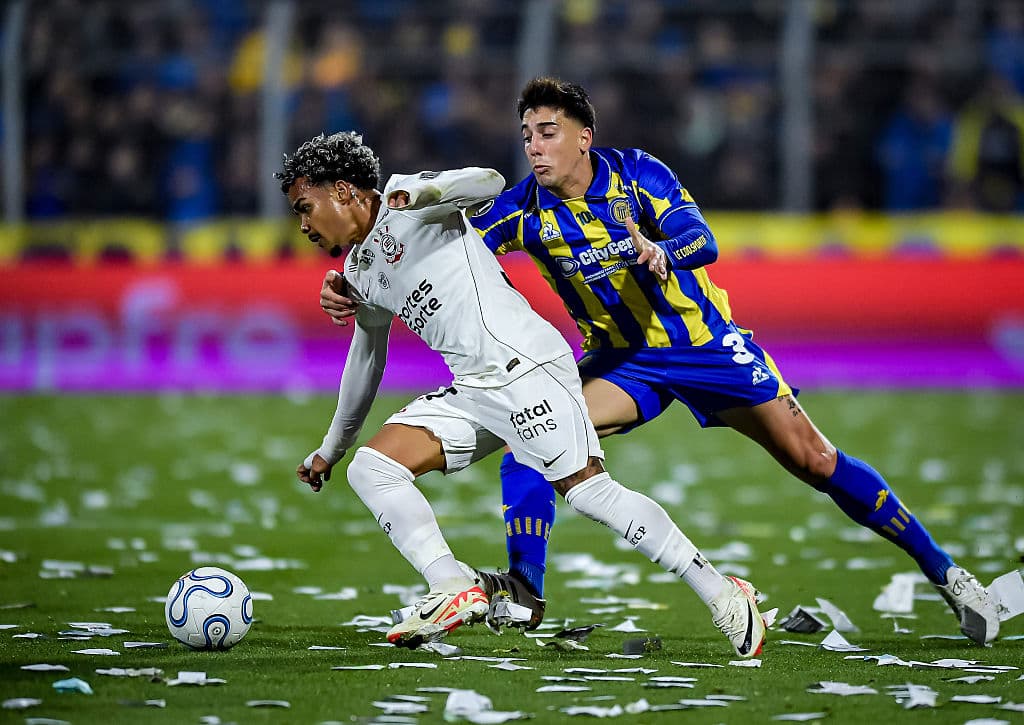 Corinthians survive scrap, red card and come back 'alive' from Argentina