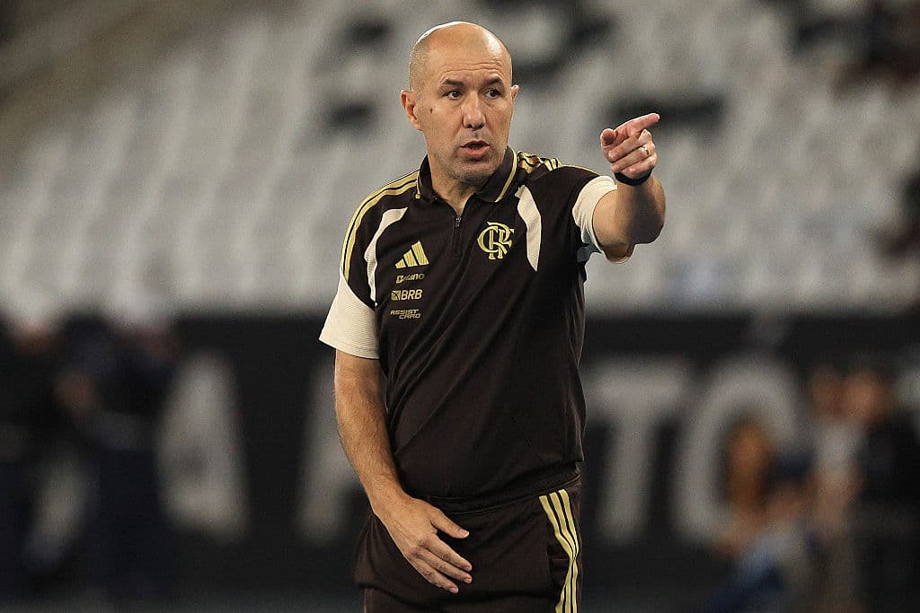 Flamengo beat Remo, go top and pile pressure on Palmeiras