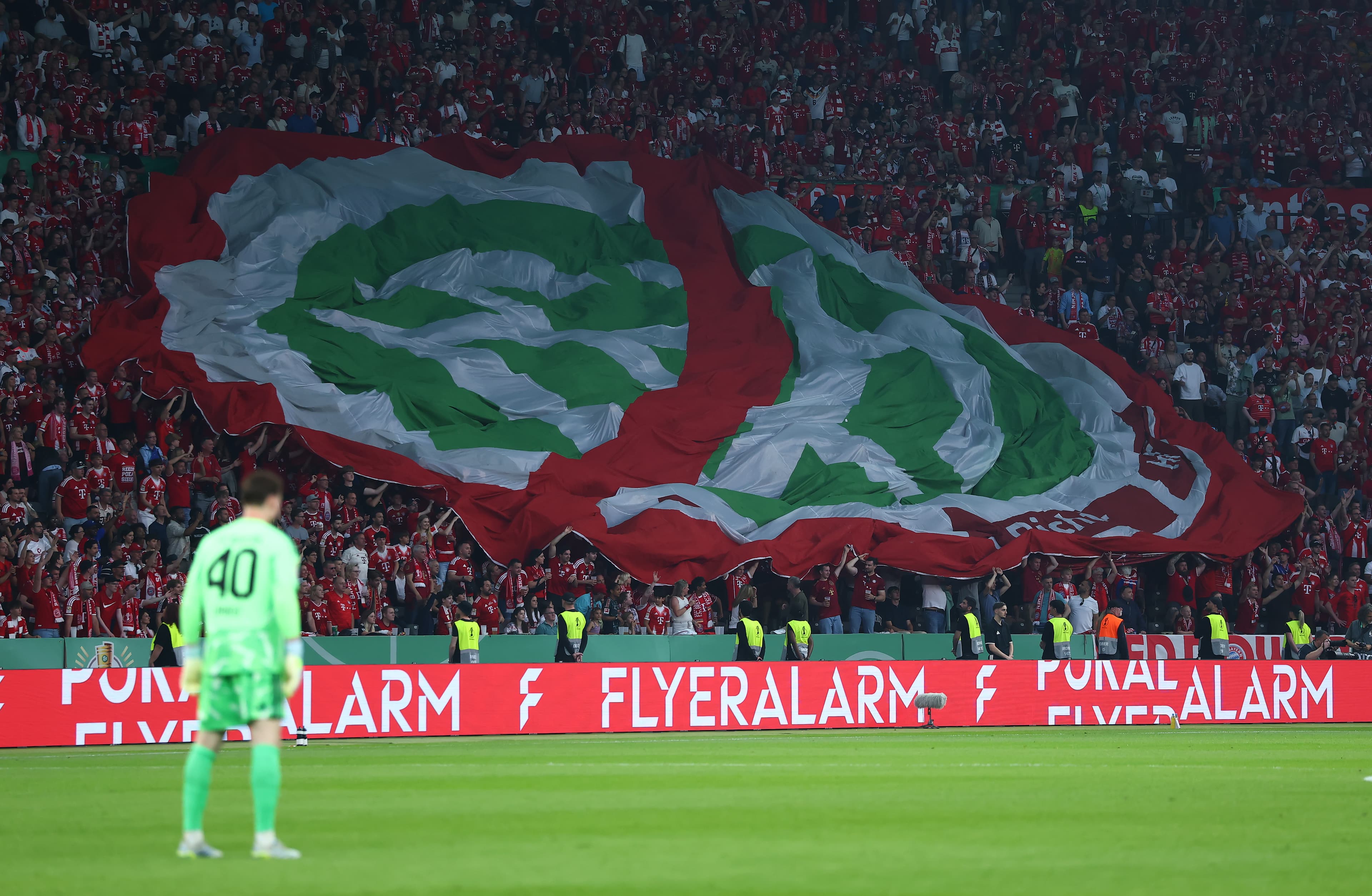 📸 Huge protest action: DFB-Pokal final halted for minutes