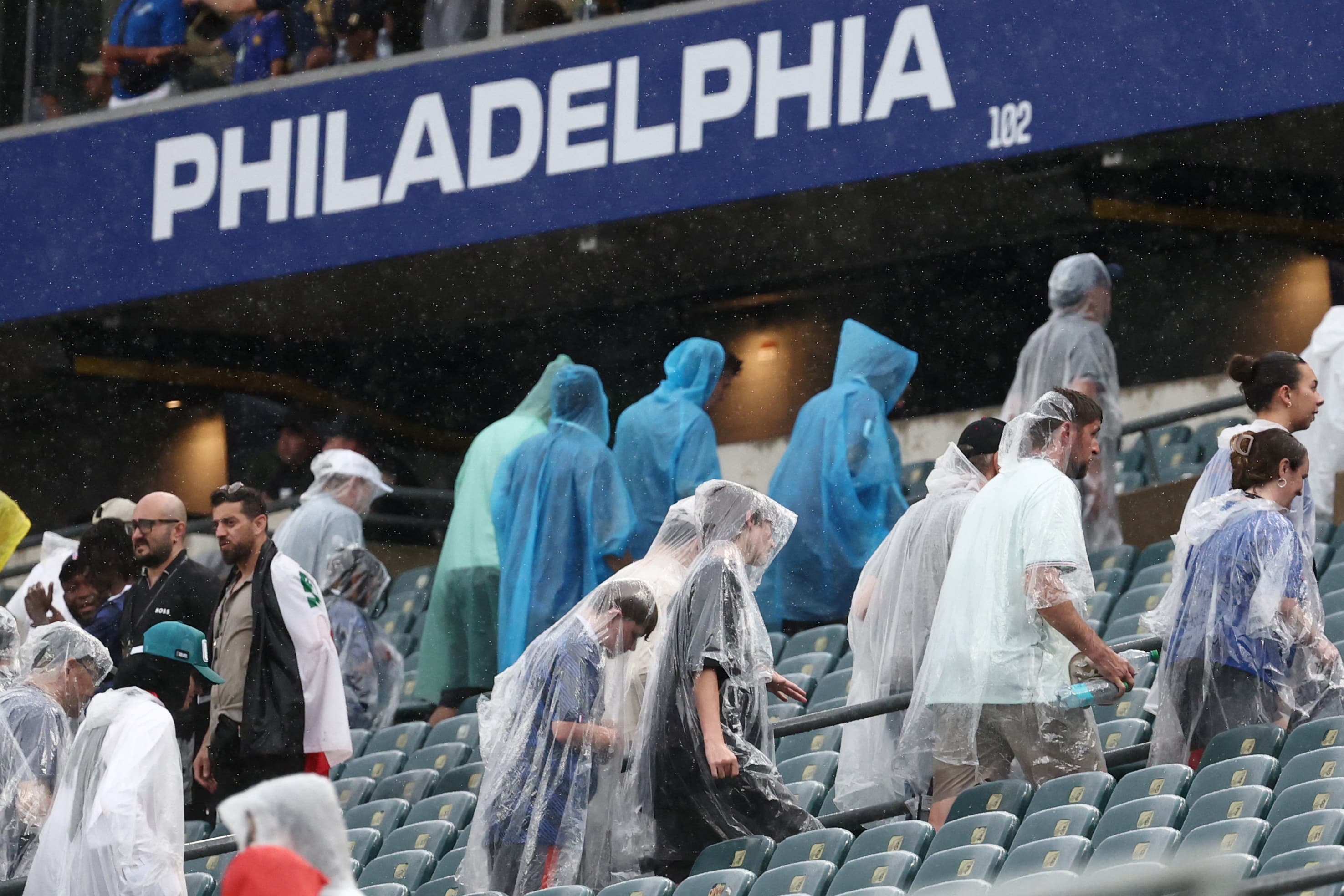 🚨 Fans must leave the stadium! France v Iraq suspended