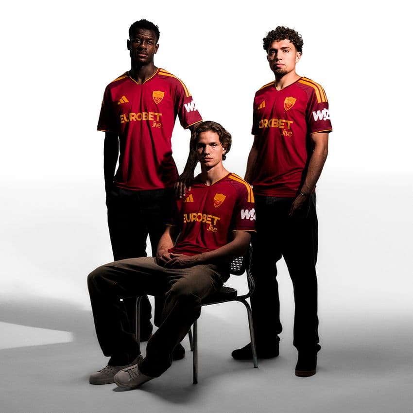 📸 Roma and Dybala unveil the new home shirt