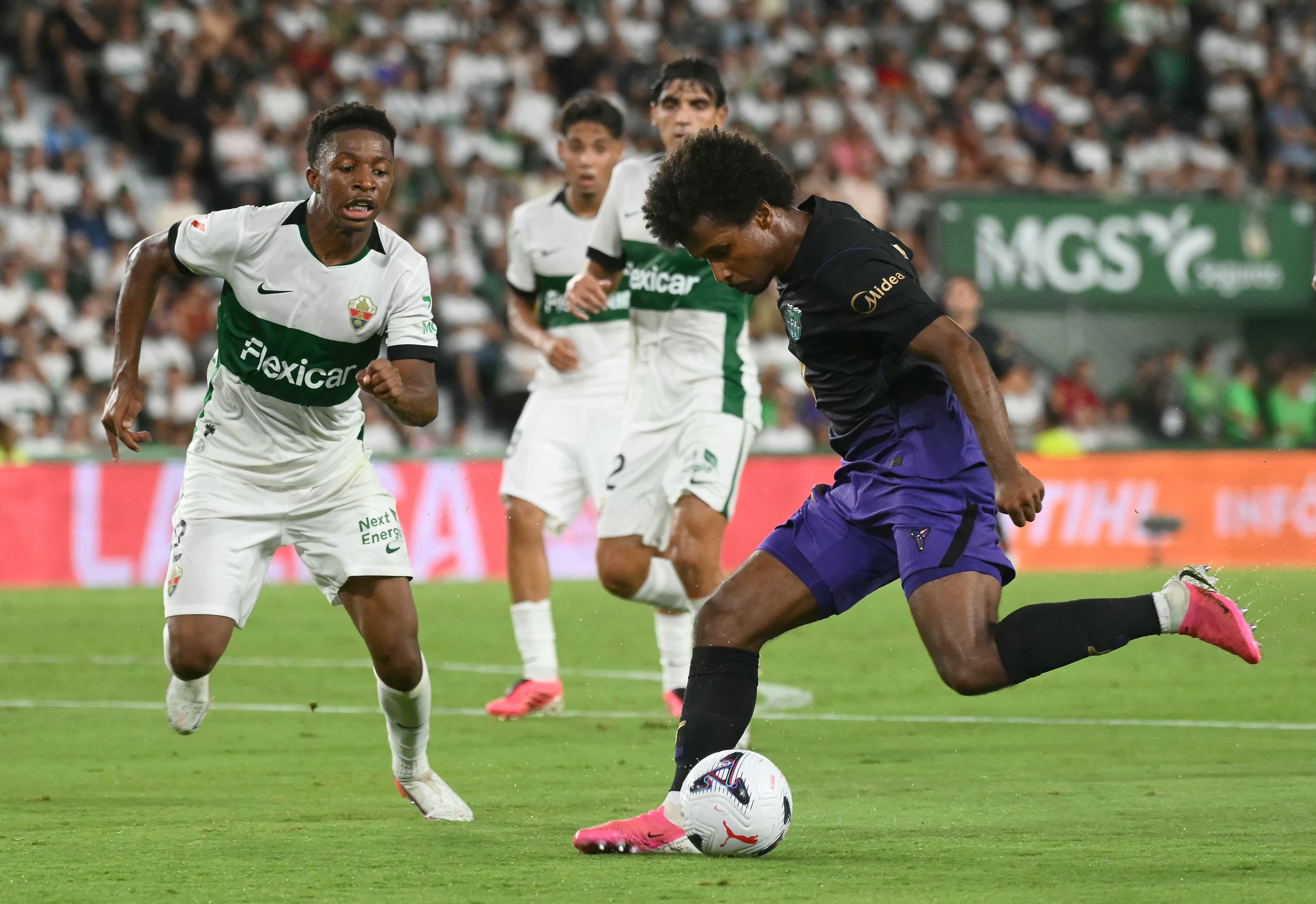 📸 Barcelona new boy nets on debut as champions double lead at Elche 🔥