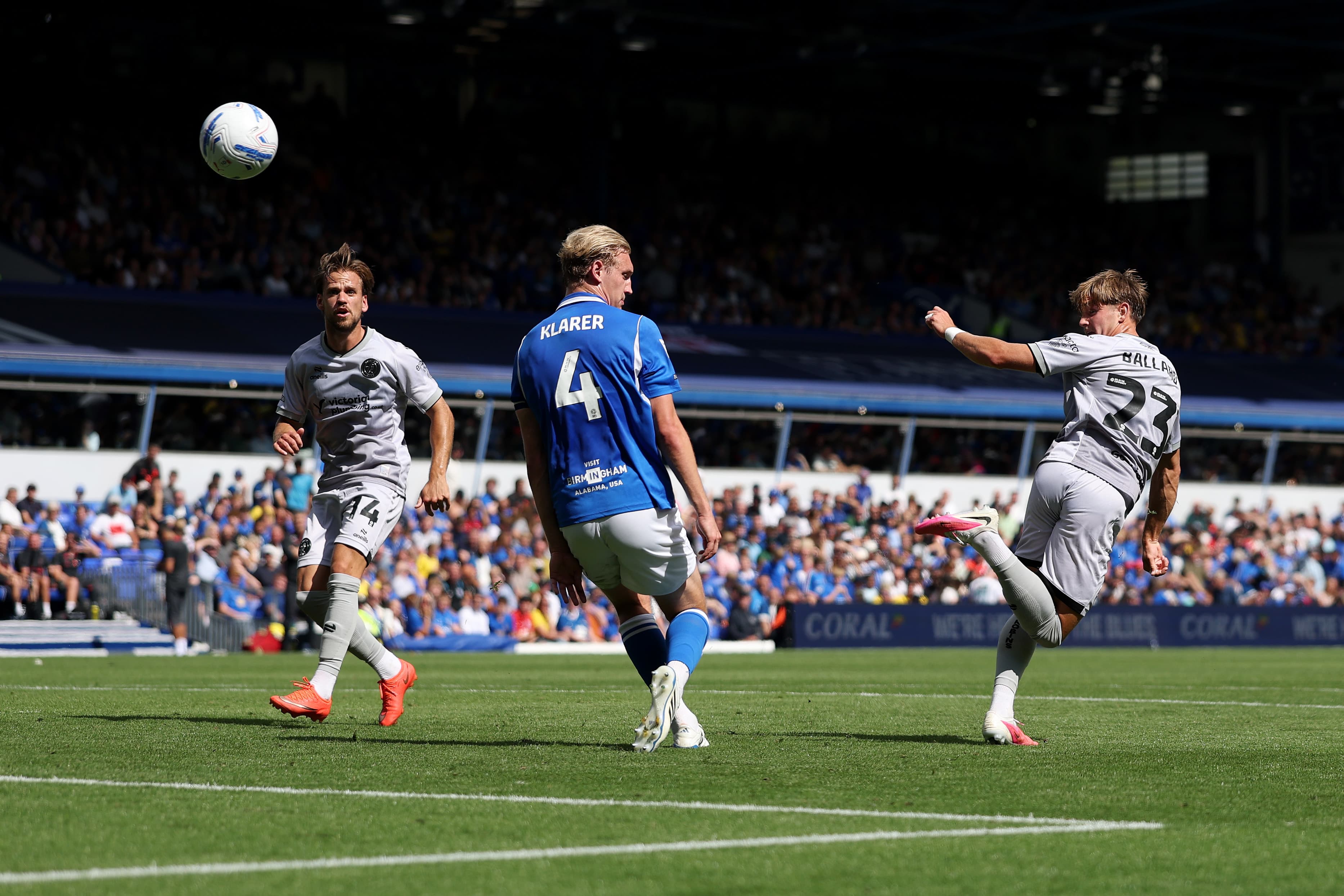 Deserves the Puskás? Forward scores a stunning backheel in England; watch 📹