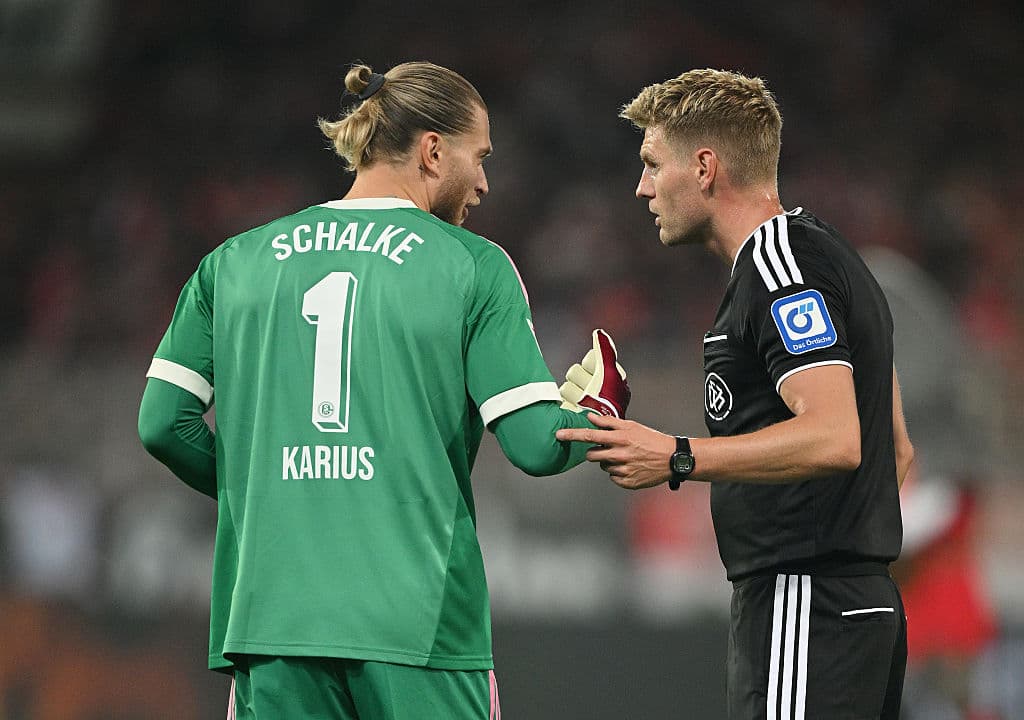 📸 Ref leaves field injured: 28-year-old makes surprise Bundesliga debut