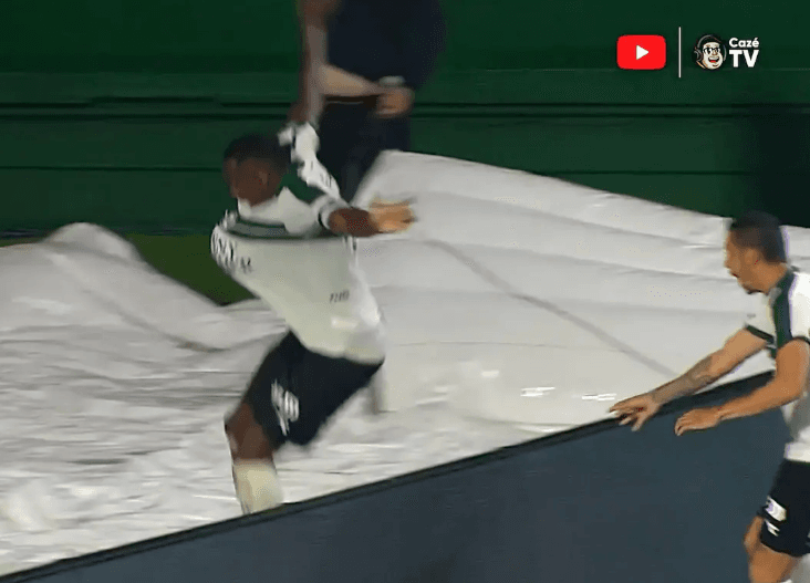 Viral defender moment turns into advert at Couto Pereira 🤣
