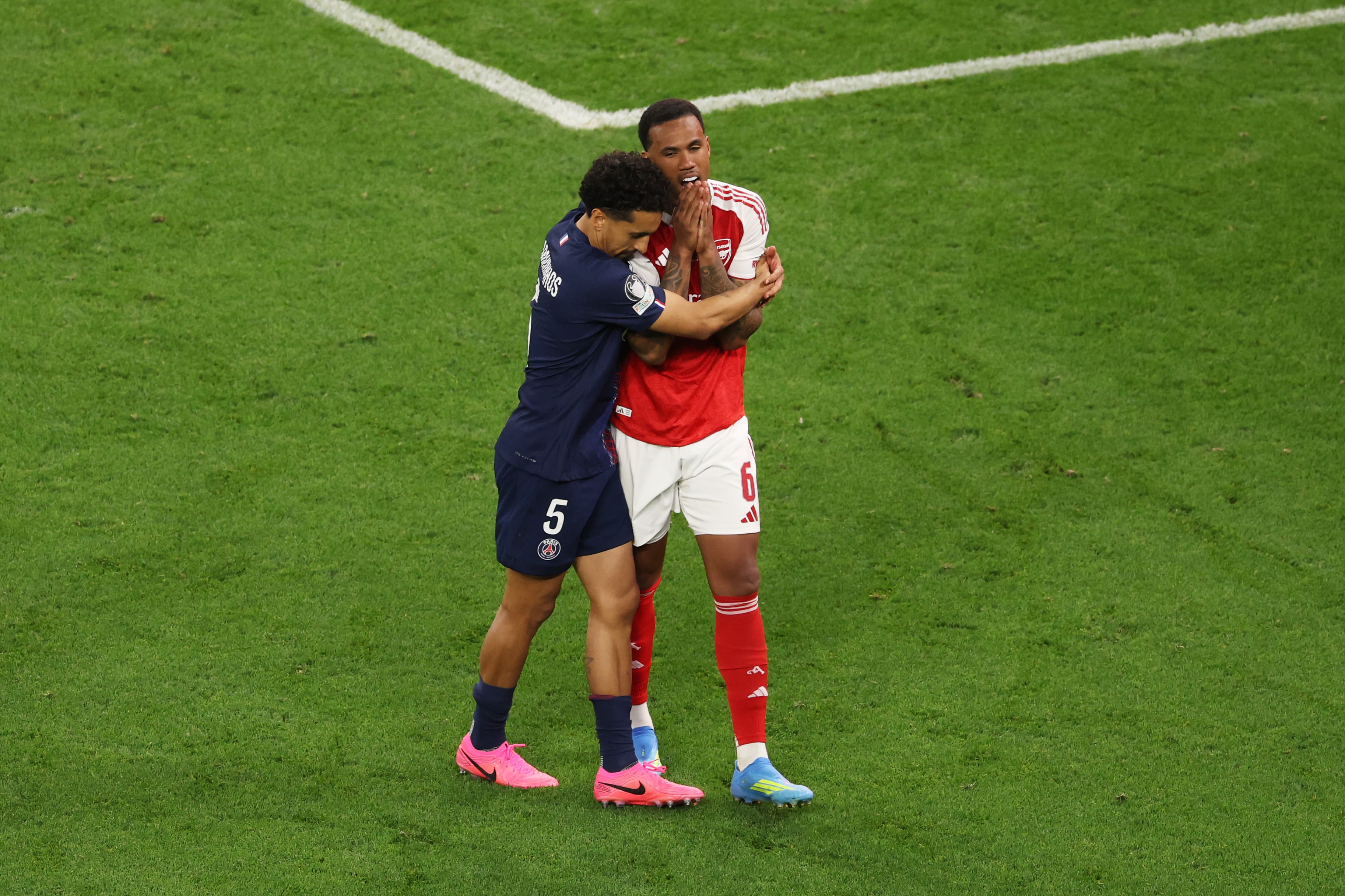 📸 Marquinhos hugs Gabriel: PSG joy, Arsenal tears, reactions