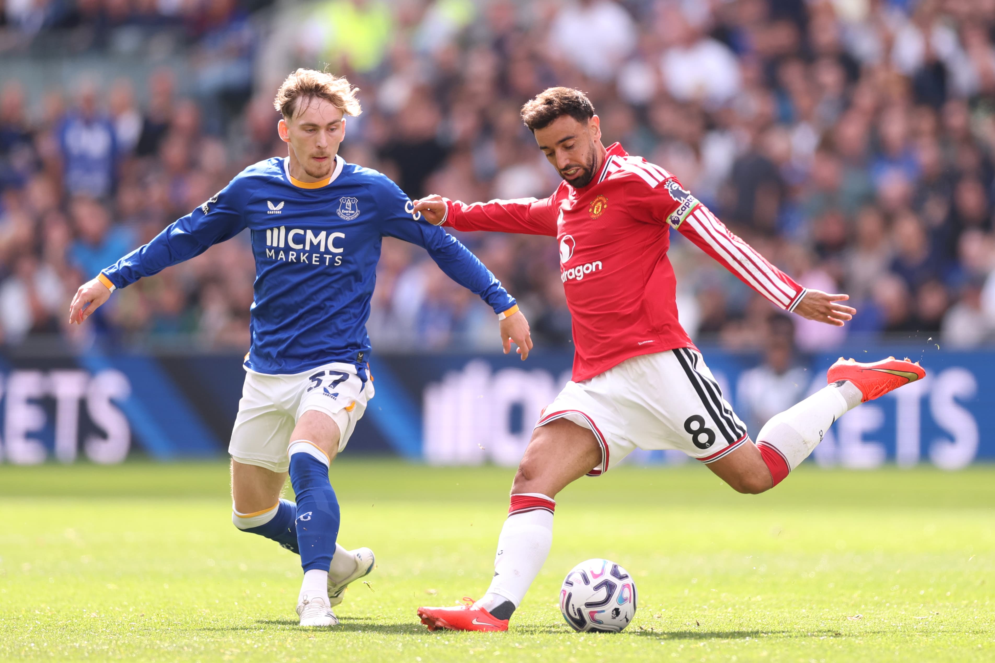 Man United rattle the crossbar early against Everton