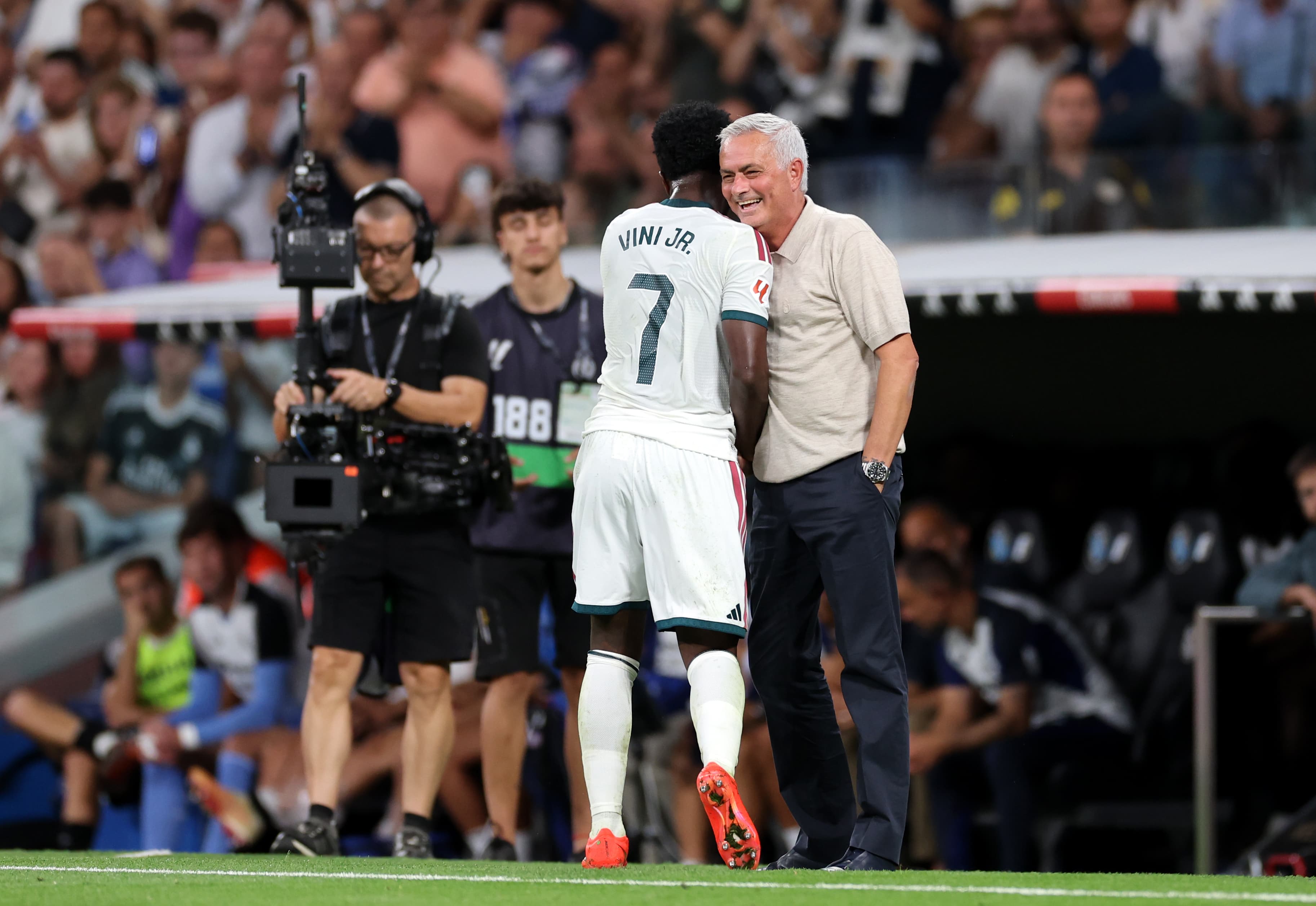 His best form is... Mourinho piles pressure on Vini 🎥