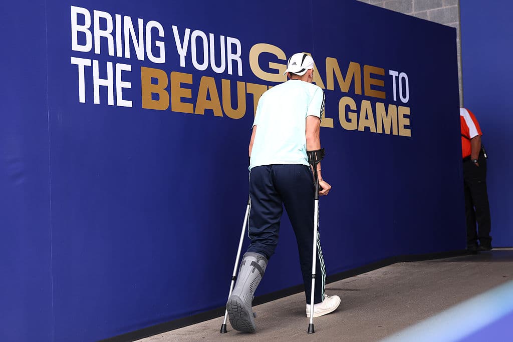 📸 Top team spirit, Schlotterbeck backs Germany on crutches