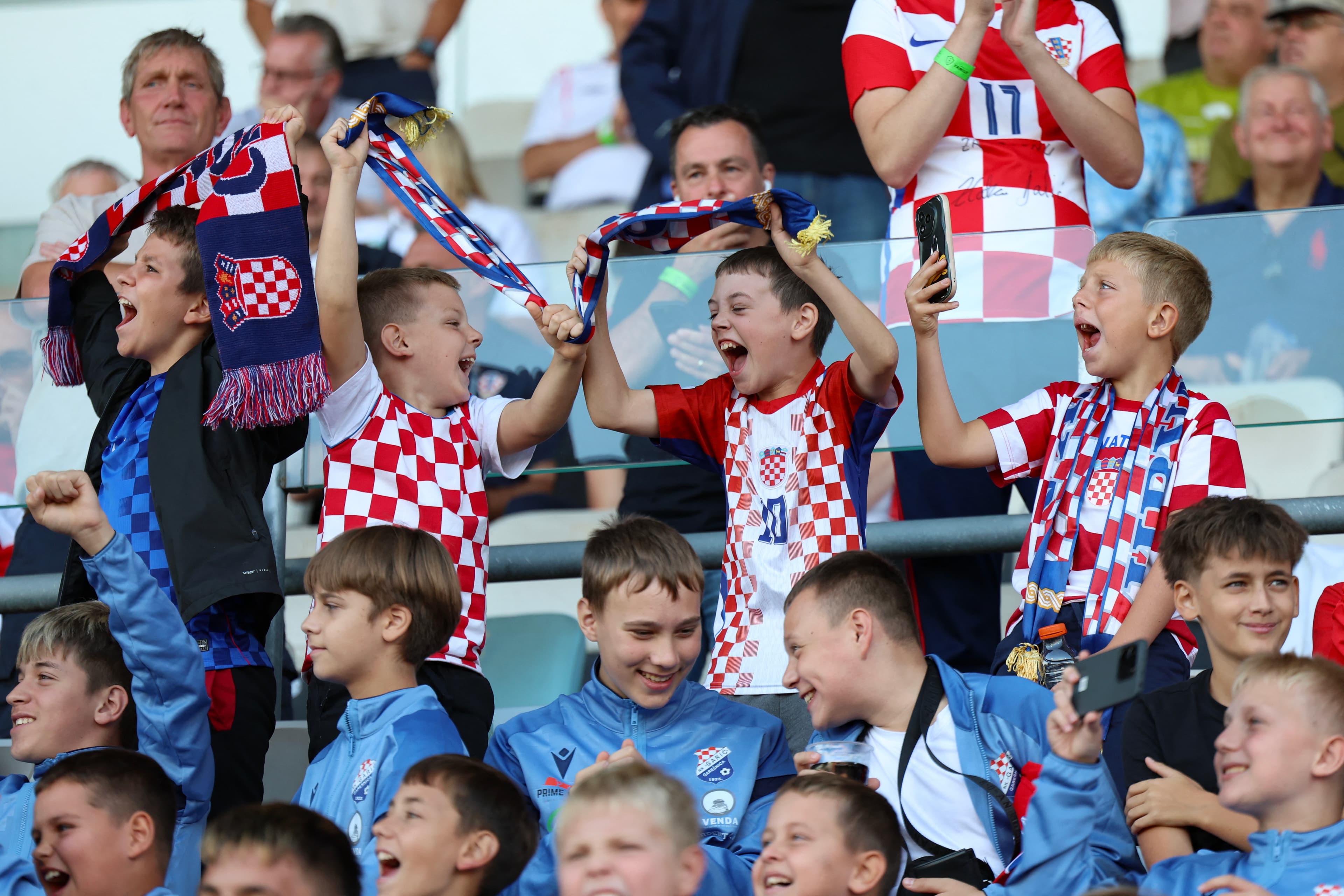 Having a laugh! 😂 Croatian children poke fun at England with banner