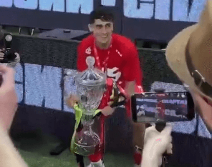 🤣Viral of the day: celebrating the title, he BROKE the trophy