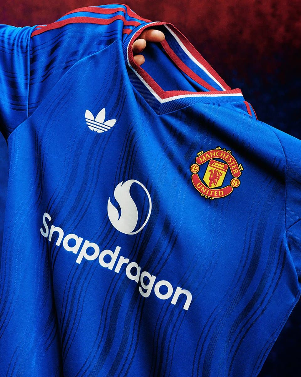 📸 Royal blue and a nod to the 80s in Man United's new away shirt