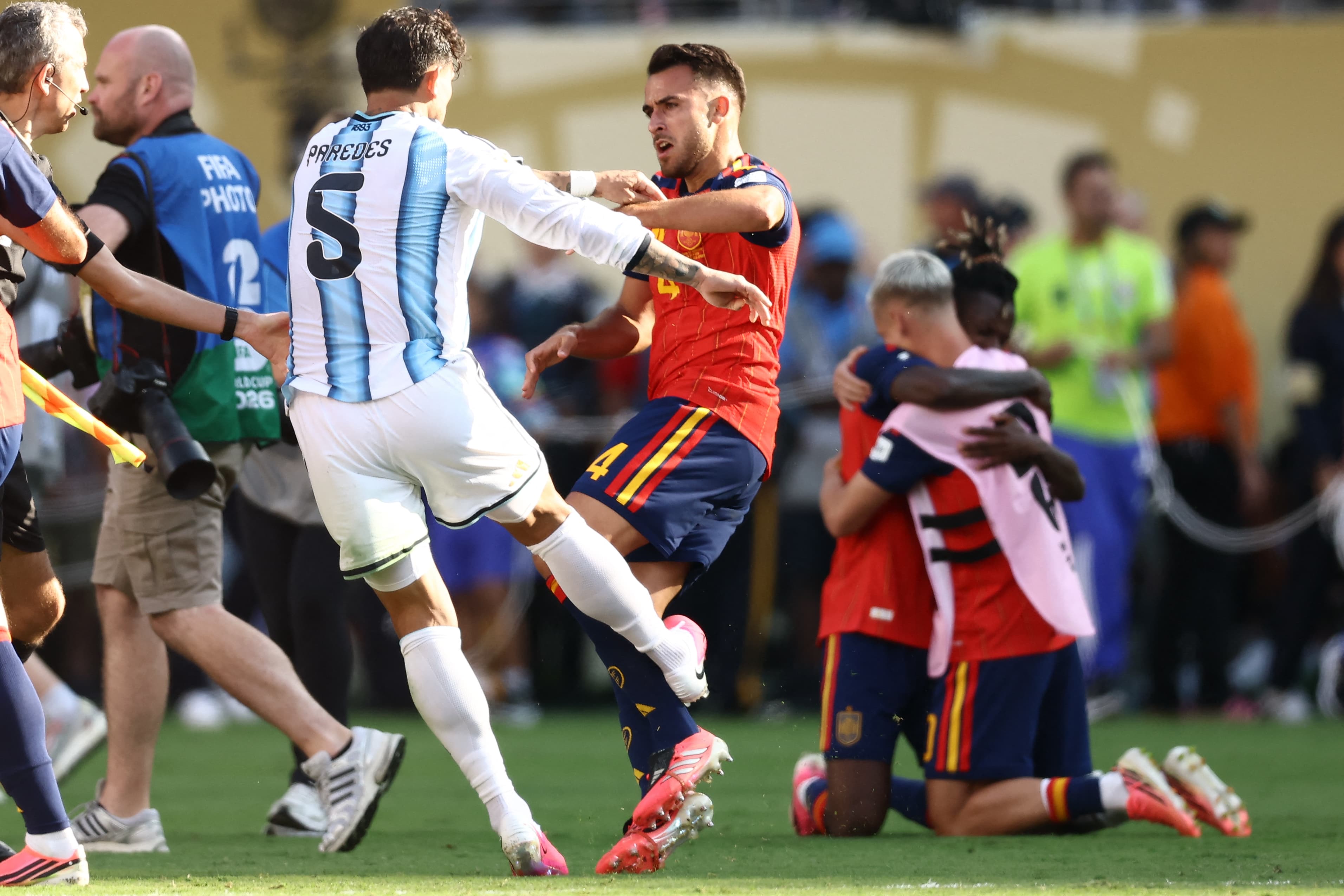 🤬 Paredes loses it: grabs E. Garcia by the throat, brawl, red 🟥